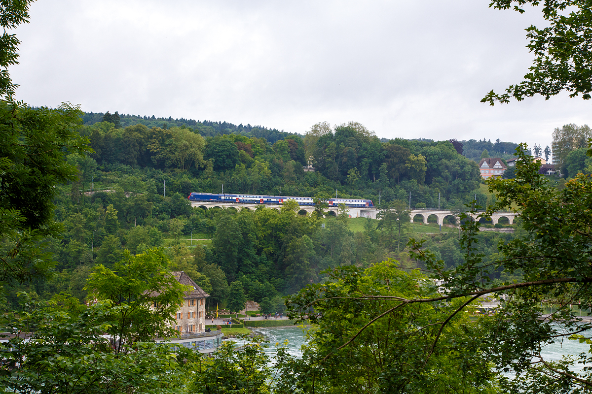 Eine SBB Re 450 fährt mit einem Doppelstock-Pendelzug am 18.06.2016, als S 9 (Uster – Zürich HB – Schaffhausen) der S-Bahn Zürich, über den Hangviadukt in Neuhausen am Rheinfall und erreicht bald die gleichnamentliche Station. 

Der Rhein hatte an dem Tag sehr viel Wasser, so sieht man noch vor dem Pendelzug die Gicht herauf steigen.