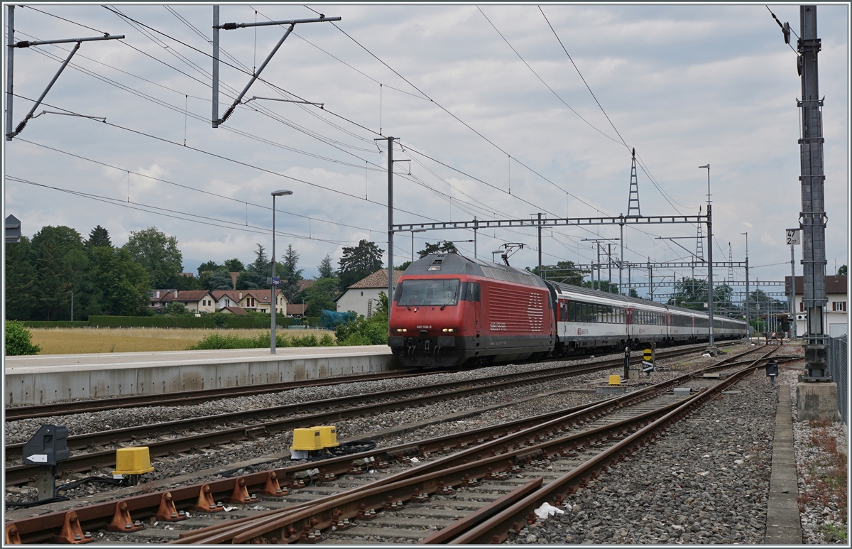Eine SBB Re 460 fährt mit ihrem IR 90 durch Coppet. 
28. Juni 2021
