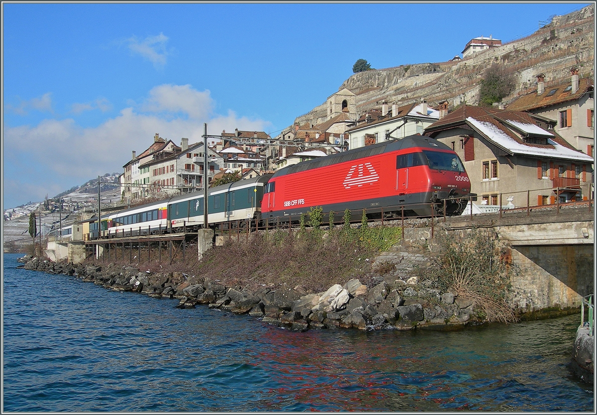 Eine SBB Re 460 ist mit einem IR von Brig nach Genève Aéroport bei St-Saphorin unterwegs.
28. Jan. 2007