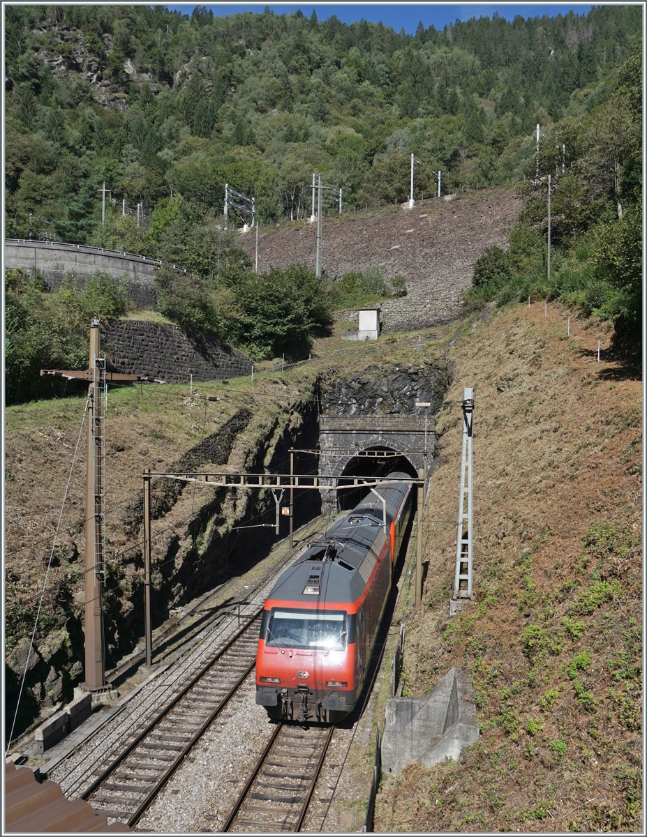 Eine SBB Re 460 mit ihrem IC 2 nach Lugano hat den 1568 langen Freggio-Kreiskehrtunnel verlassen und ist nun auf em Weg nach Faido.

4. Sept. 2023