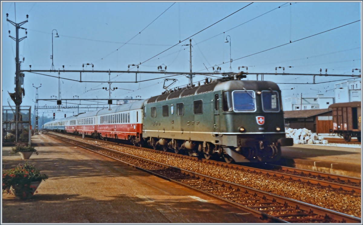 Eine SBB Re 6/6 mit die IC  Mont-Blanc  Genève - Hamburg bei der Durchfahrt in Grenchen Nord.
18. Aug. 1984