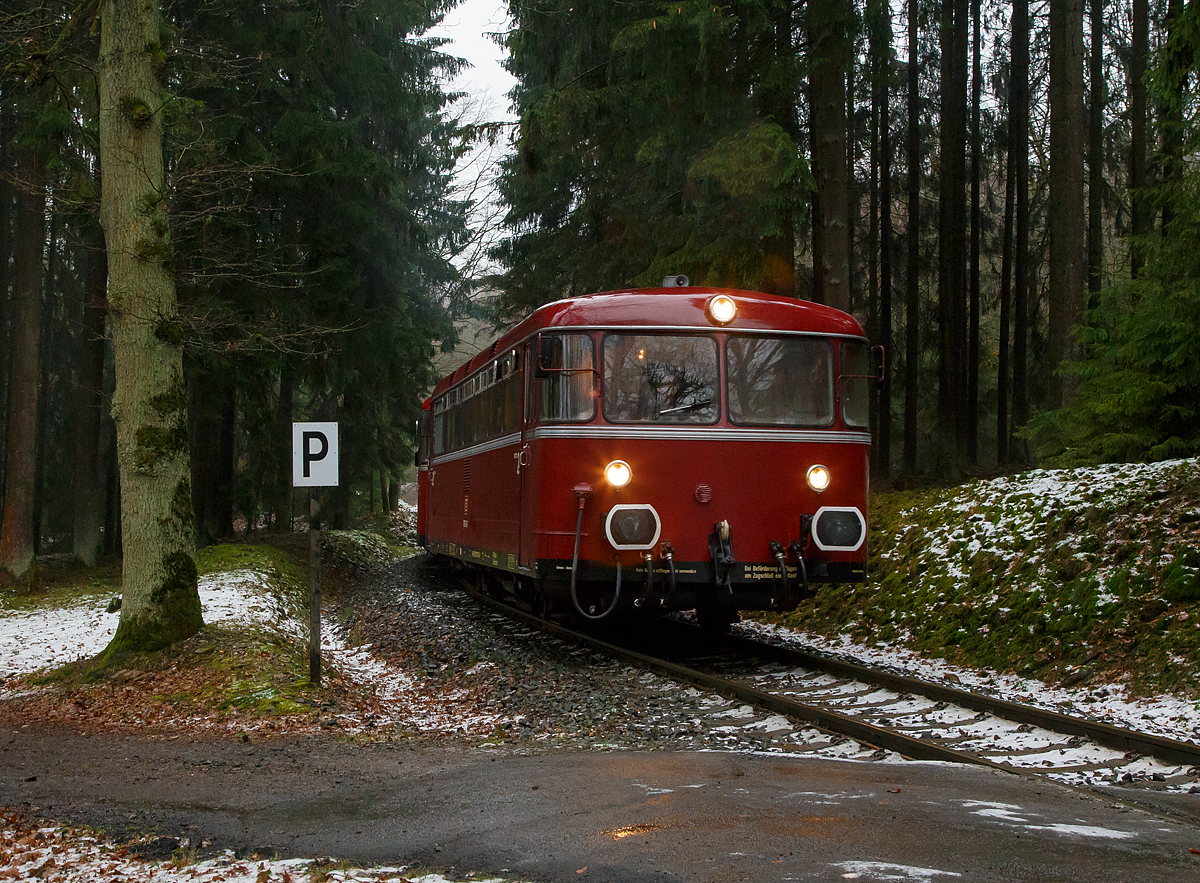 
Eine Schienenbusgarnitur der VEB Vulkan-Eifel-Bahn Betriebsgesellschaft mbH auf Sonderfahrt (bestehend aus 798 670-6, 998 863-5 und 796 784-7) fährt am 26.01.2019 zwischen der ehem. Grube Pfannenberger Einigkeit  (heute Sitz der Schäfer Werke) der Spitzkehre Pfannenberg. 

Die Garnitur befährt die priv. Strecke der Kreisbahn Siegen-Wittgenstein (Betriebsstätte Freien Grunder Eisenbahn - NE 447). Heute gibt es zwischen Herdorf und der Grube Pfannenberger Einigkeit noch jeden Werktag Güterverkehr, obwohl die Erzgrube Pfannenberger Einigkeit ihren Betrieb im April 1962 aufgegeben hat. An ihrer Stelle benötigen seitdem die Schäfer Werke KG den Anschluss für die Zulieferung von Stahl Coils sowohl als Rohstoff als auch für ihren Handel mit deren Zuschnitten nach Kundenwunsch.
