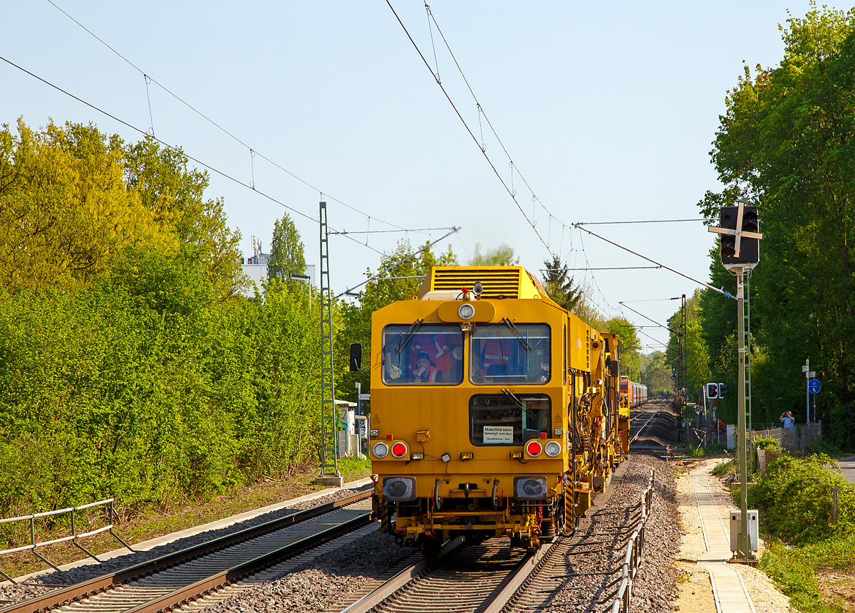 
Eine Schnellschotterplaniermaschine und eine Stopfmaschine der DB Bahnbau Gruppe fahren am 20.04.2018 durch den Bf. Bonn UN Campus in Richtung Süden.