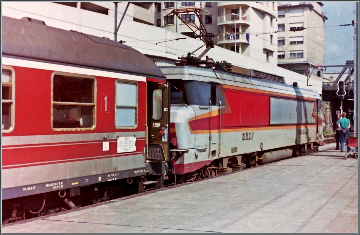 Eine SNCF BB 15000 ist mit dem Schnellzug 296 in Luxembourg eingetroffen an der Spitze der Zuges ein FS erste Klasse Wagen mit einem leider nicht zu lesenden Zuglaufschild.
Analoges Bild, August 1987