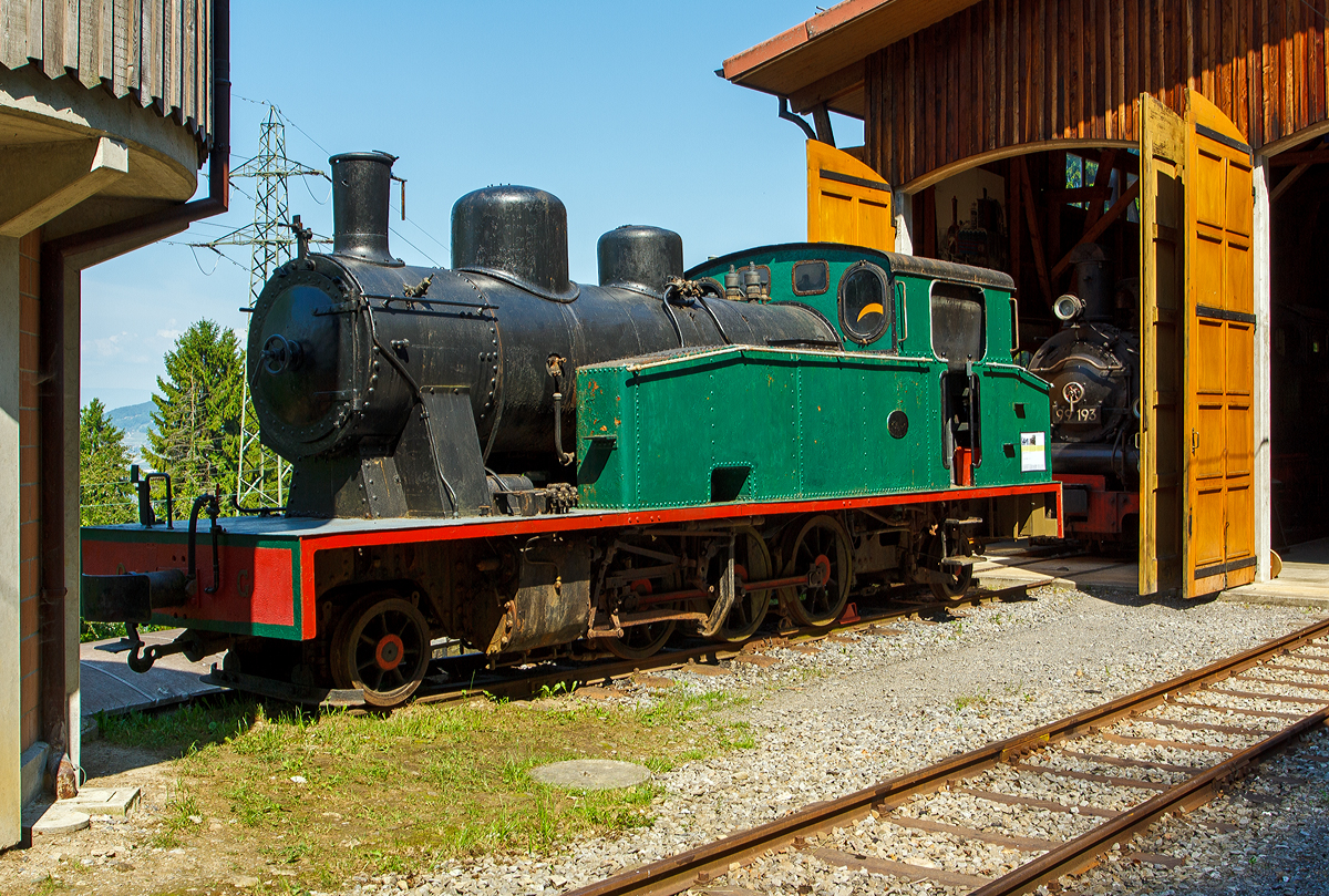 Eine Spanierin in der Schweiz - Die 1.000 mm G 3/5 Tenderlokomotive N� 23 der urspr�nglichen Lokalbahn von Olot nach Girona (Tren d’Olot), in Katalonien (Spanien). Die Lok (vom Typ 131T) wurde 1926 bei La Maquinista Terrestre y Mar�tima in Barcelona unter der Fabriknummer 282 gebaut. 
Die 56 km lange Bahnstrecke war 1892 bis 1969 in Betrieb, und ist heute wohl ein Bahntrassenradweg.
Die Lok wurde von der Museumsbahn Blonay–Chamby gerettet, hier am 27.05.2012 im Museum Chaulin.
Sie hat ein Gewicht von 31 t, eine Leistung von 350 PS und eine H�chstgeschwindigkeit von 35 km/h.