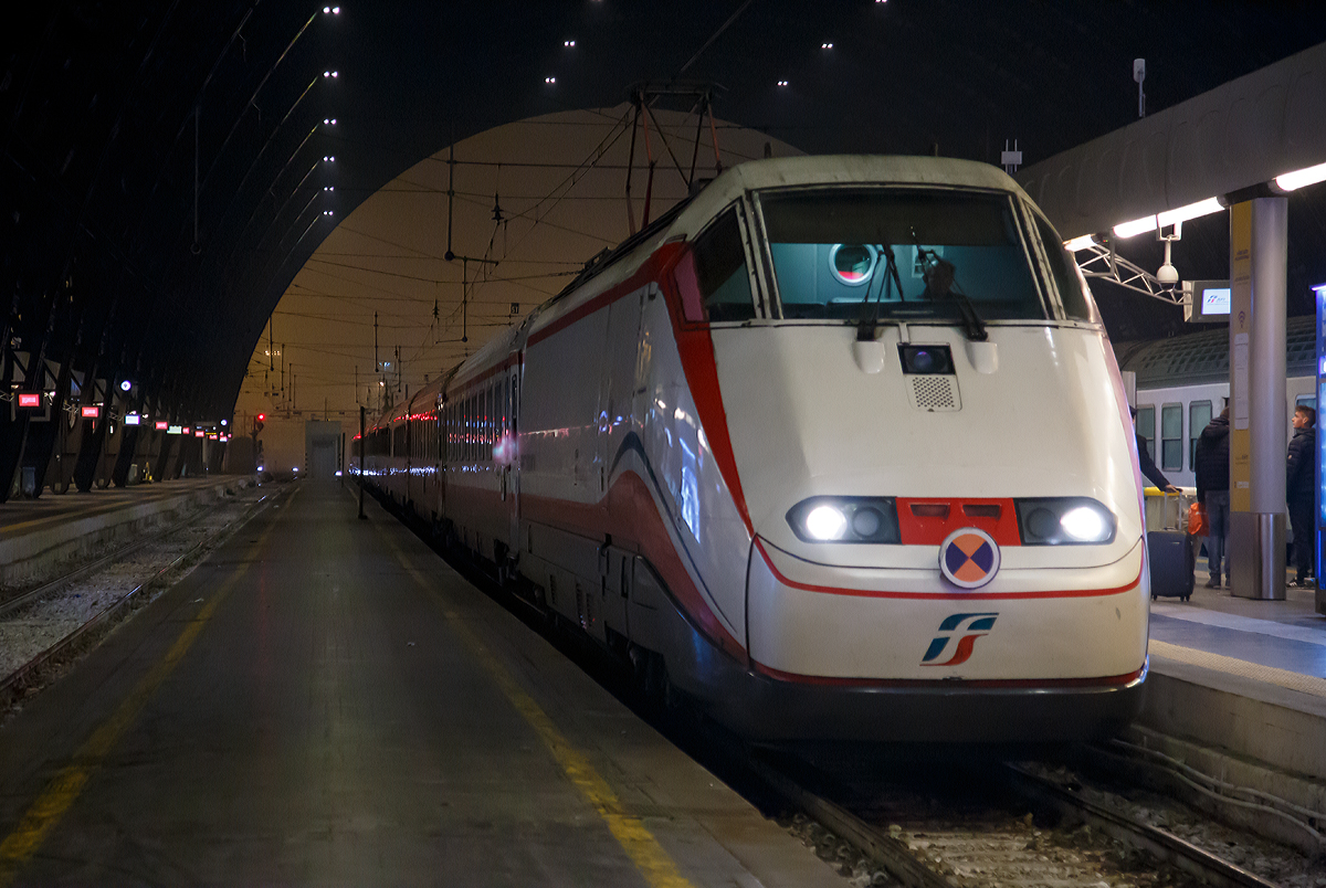 
Eine Trenitalia bzw. FS E.414 f�hrt am 27.12.2015 mit einem Frecciabianca (deutsch: wei�er Pfeil) in dem Bahnhof Milano Centrale (Mailand Zentral) ein. 

Die FS E.414 sind ehemalige Triebk�pfe (E.404 A) der ersten Serie der ETR 500 (Monotensione = Ein-Spannung (3000 V DV)), diese wurden ab 2006 bis 2008 zu Lokomotiven umgebaut (59 St�ck) um wie hier IC-Gro�raumwagen mit bis zu 200 km/h zu ziehen. Meist erfolgt die Zugkomposition mit zwei FS E.414 und IC-Wagen dazwischen, m�glich ist aber auch E.414, IC-Wagen und IC-Steuerwagen. Diese Z�ge fahren ausschlie�lich auf dem italischen 3000 V Gleichstromnetz. 

Oft werden diese Z�ge (Frecciabianca) noch als ETR 500 bezeichnet, es sind aber keine Triebz�ge mehr, da Triebk�pfe zu Loks umgebaut wurden sind und normale IC-Wagen (bis 200 km/h) dazwischen h�ngen.
Die Zwischenwagen der ersten Serie der ETR 500 wurden auch erneuert und mit neugelieferten Triebk�pfen (E.404 B) der zweiten Tranche der zweiten Serie gekuppelt.


Ein Frecciabianca (deutsch: wei�er Pfeil) der Trenitalia (100-prozentige Tochtergesellschaft der Ferrovie dello Stato) steht am 29.12.2015 zur Abfahrt im Bahnhof Milano Centrale (Mailand Zentral) bereit. Der Frecciabianca ist eine Zuggattung f�r Z�ge mit einer H�chstgeschwindigkeit von 200 km/h (IC), die nur im italienischen Gleichspannungsnetz verkehren. Hier ist es die E.414 102-0 und eine weitere am anderen Ende mit vielen IC-Gro�raumwagen dazwischen. Die Loks der BR E.414 sind ehemalige Triebk�pfe der ersten Serie der ETR 500. 


Technische Daten:
Spurweite: 1.435 mm (Normalspur)
Achsformel: Bo'Bo'
L�nge: 20.250 mm
H�he: 4.000 mm
Breite: 3.020 mm
Drehzapfenabstand:  11.450 mm
Achsabstand im Drehgestell: 3.000 mm
Dienstgewicht: 68 t
H�chstgeschwindigkeit: 250 km/h m�glich (mit IC-Wagen 200 km/h)
Dauerleistung: 4.400 kW (4 x 1.100 kW)
Anfahrzugkraft: 200 kN
Treibraddurchmesser: 	1.100 mm
Stromsysteme: 3000 V DC
