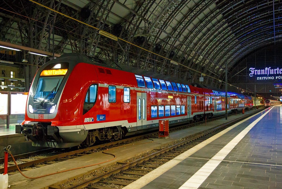 
Eine vierteilige Bombardier TWINDEXX-Einheit der BR 445, geführt von 445 044 (91 80 0445 044-4 D-DB), am 18.06.2018 (0:54Uhr) im Hauptbahnhof Frankfurt am Main.