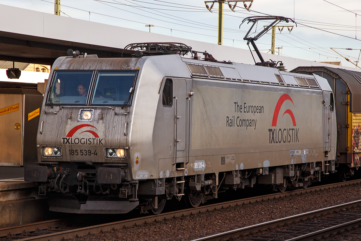 Eine W�sche t�t ihr auch mal gut....
Die 185 539-4 (93 81 0185 539-4 A-TXL, ex 91 80 6185 539-4 D-TXL) der TX Logistik AG (Bad Honnef) f�hrt  am 05.10.2015 mit einem langen ARS Altmann geschlossener Doppelstock-PKW-Transportzug durch den Bahnhof Fulda. 

Die TRAXX F140 AC1 wurde 2004 von Bombardier in Kassel unter der Fabriknummer 33660 gebaut. Warum die Lok nun in �sterreich registriert ist kann ich nicht sagen.
