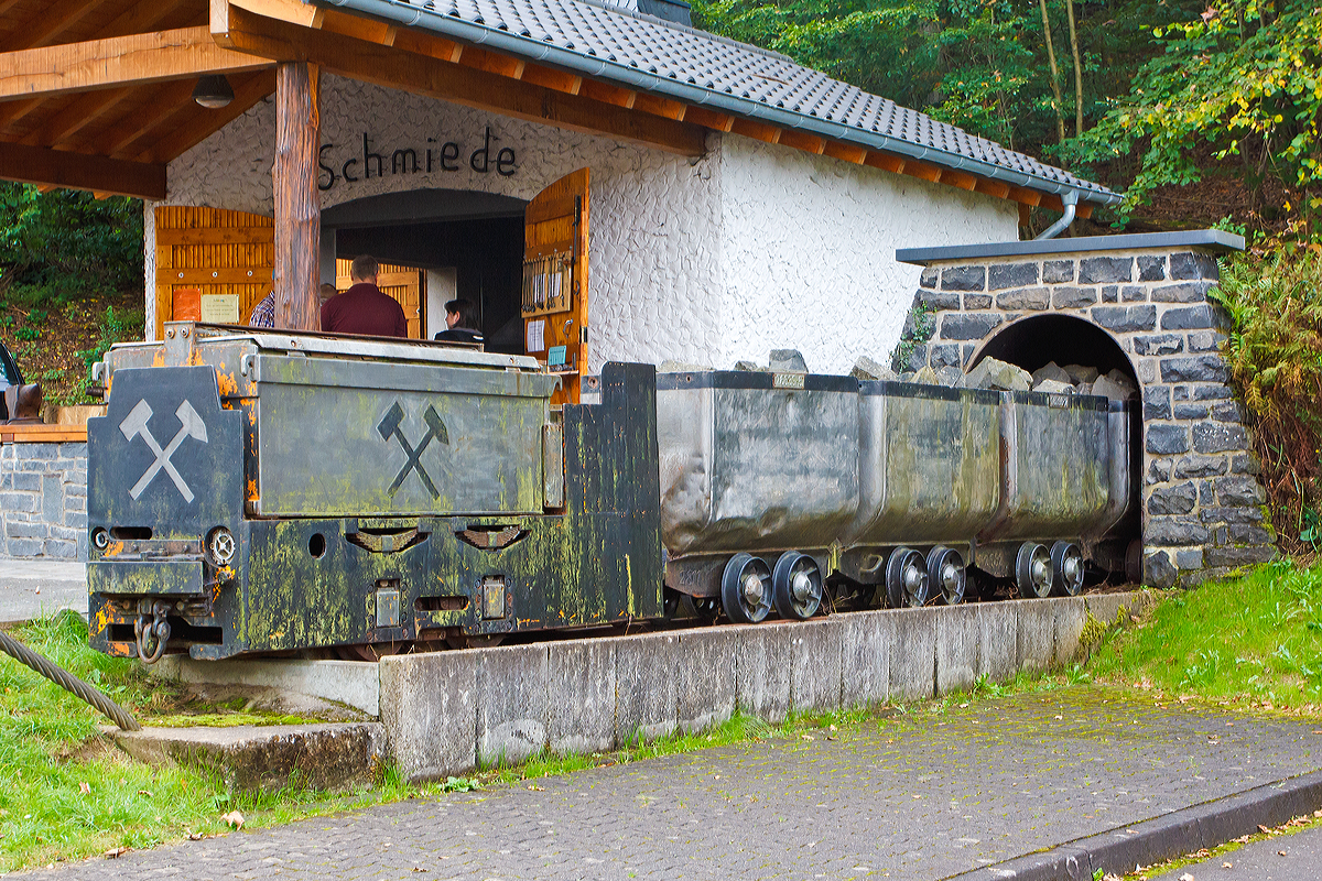 
Eine weitere Ansicht von der 600 mm Denkmal Gruben-Akkulok mit 3 Loren am 28.09.2014 beim Besucherbergwerk Bindweide in Steinebach an der Sieg. 