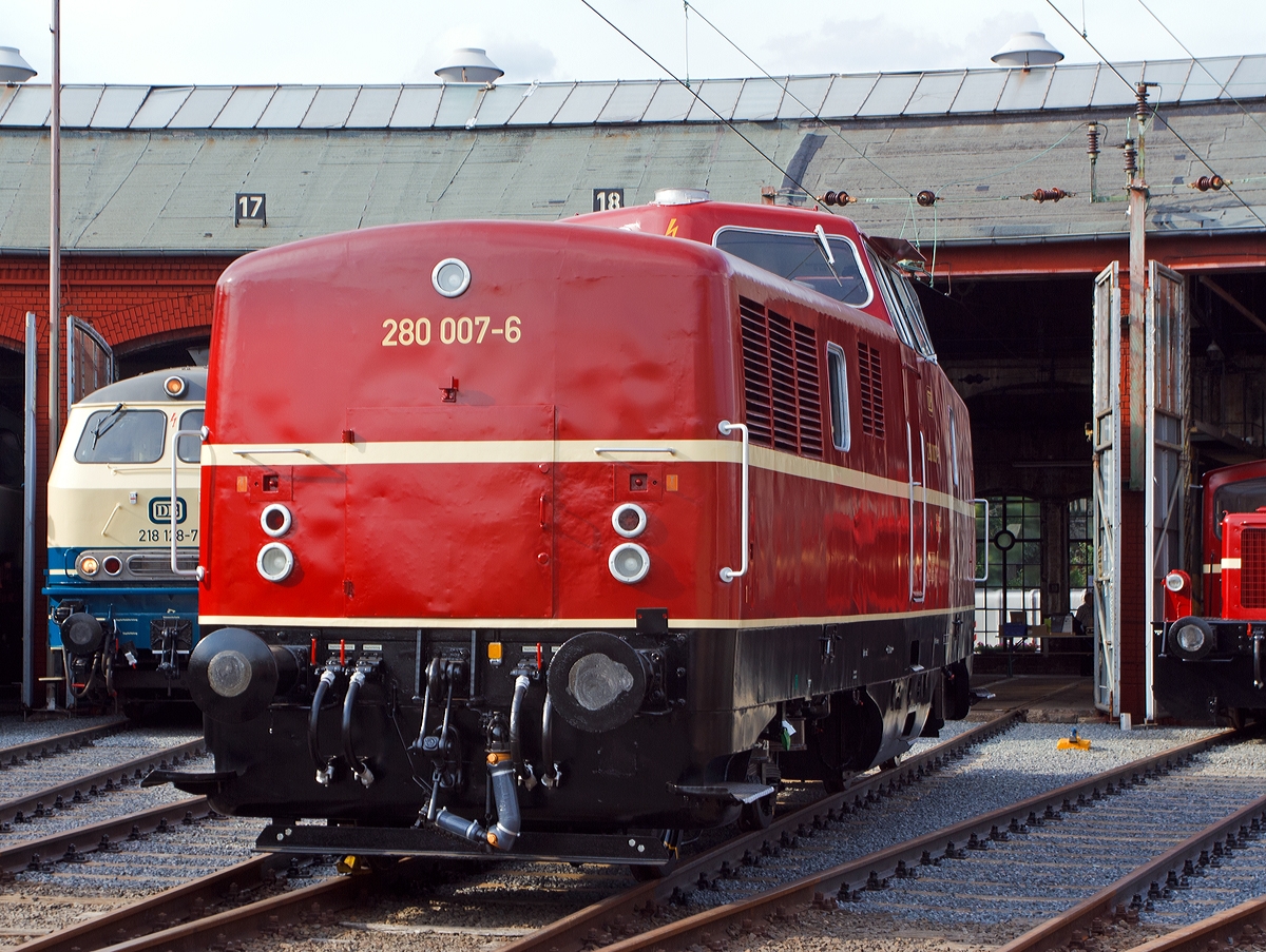 Eine weitere Ansicht...

Die 280 007-6 der DP Deutsche Privatbahn (Altenbeken), ex DB V 80 007 am 17.08.13 in Siegen beim Lokschuppenfest vom S�dwestf�lischen Eisenbahnmuseums.
