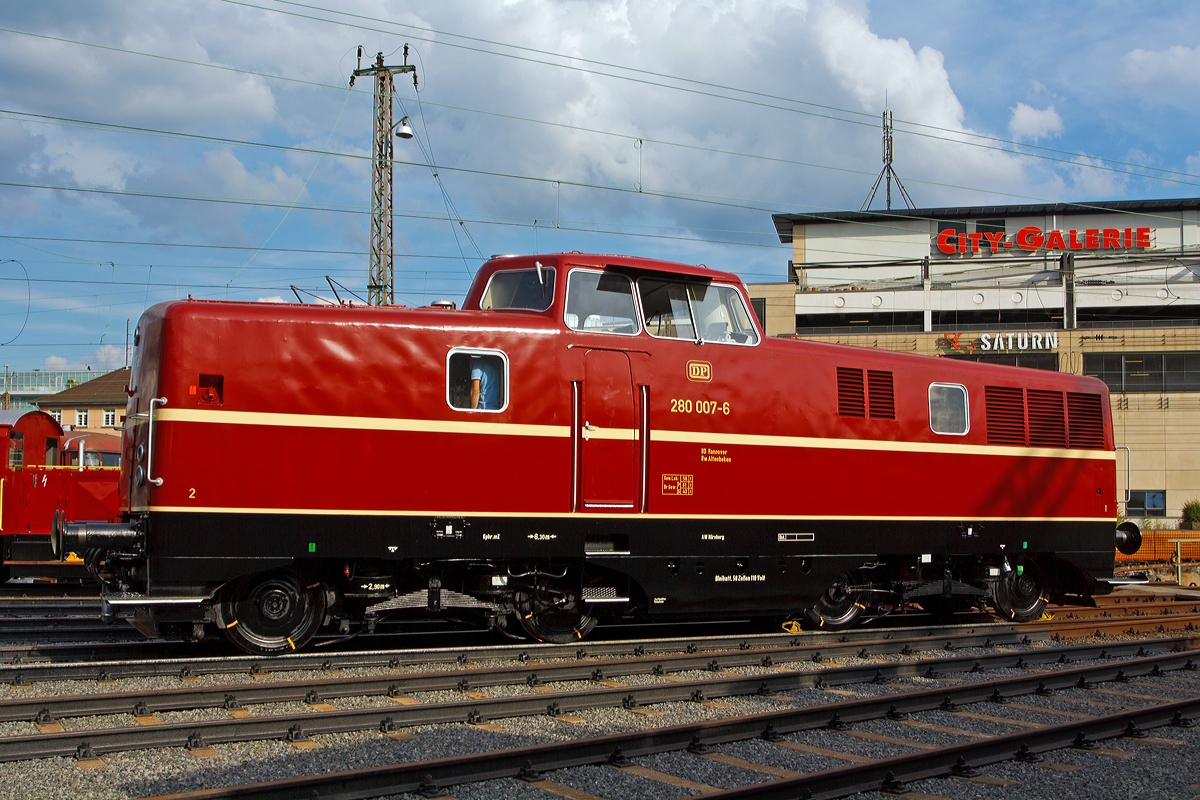 Eine weitere Ansicht...

Die 280 007-6 der DP Deutsche Privatbahn (Altenbeken), ex DB V 80 007 am 17.08.13 in Siegen beim Lokschuppenfest vom S�dwestf�lischen Eisenbahnmuseums.
