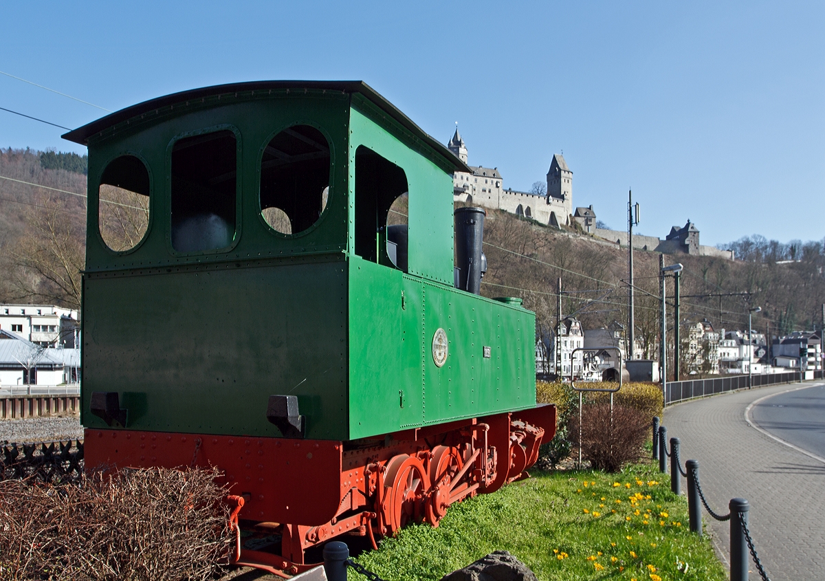 
Eine weitere Ansicht.....

Die Hohenzollern-1000mm-Dampflok Carl 13 der ehemaligen Kreis Altenaer Eisenbahn, am 08.03.2014 beim Bahnhof Altena als Denkmallok. 

Der C-Kuppler wurde 1907 von der Aktiengesellschaft für Lokomotivbau Hohenzollern in Düsseldorf unter der Fabriknummer 2241 gebaut und als Lok Nr. 13  Carl  an die Kreis Altenaer Eisenbahn  (KAE) geliefert, die Lok wurde 1960 ausgemustert und steht seit 1983 unter Denkmalschutz.

Oben auf dem Berg die Burg Altena.