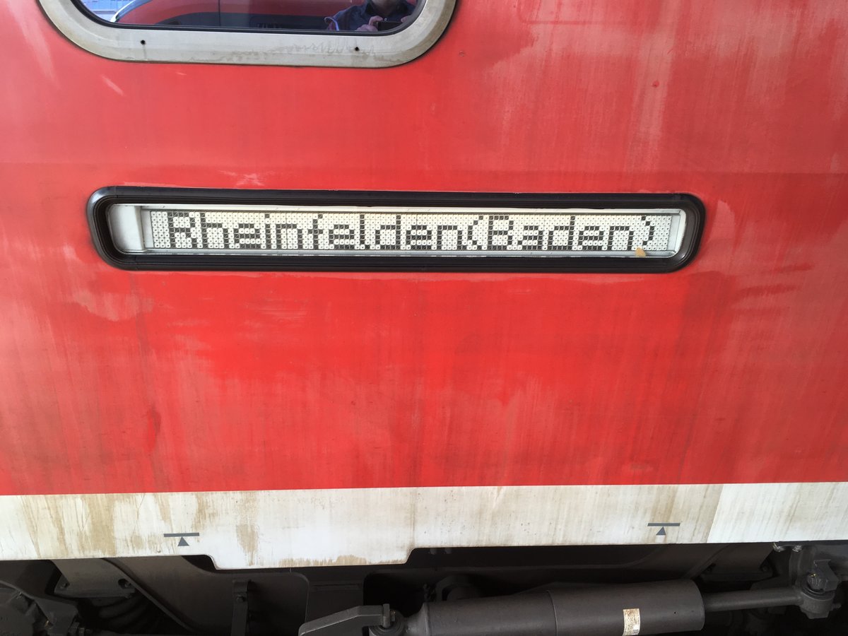 Eine Zugzielanzeige mit Rheinfelden (Baden) ein auch nicht alltägliches Bild.

Während der Bauarbeiten zwischen Rheinfelden (Baden) und Basel Bad Bf fuhren die Ire (Ulm-) Singen - Basel nicht bis Basel sondern nur bis Rheinfelden (Baden).

So gesehen am 05.06.17 bei 611 041

