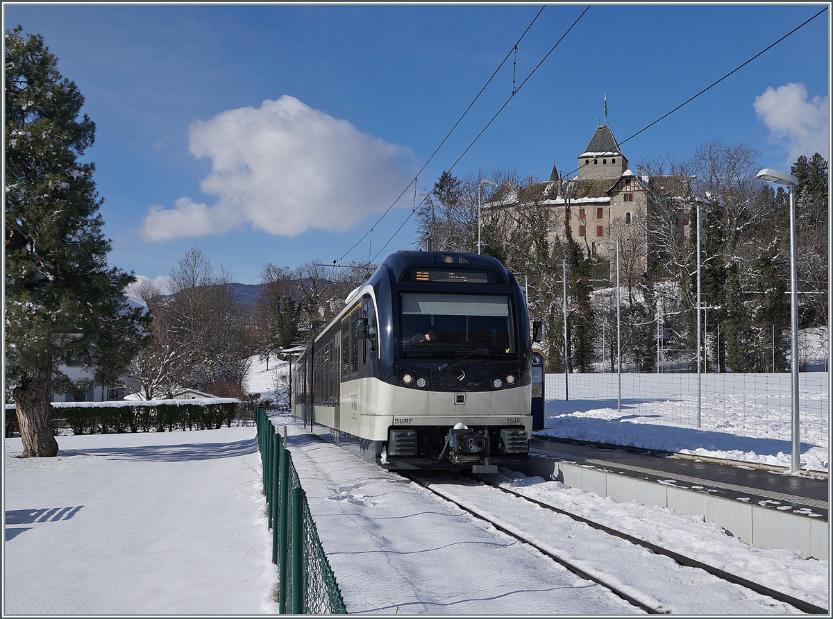 Einen Tag später stand ich erneut mit meinem Fotoapparat bei der Haltestelle von Château de Blonay und bei weit angenehmerem Wetter zeigt sich der CEV MVR SURF ABeh 2/6 7505 in der verschneiten Landschaft vor dem Hintergrund des Château de Blonay.

26. Jan. 2021