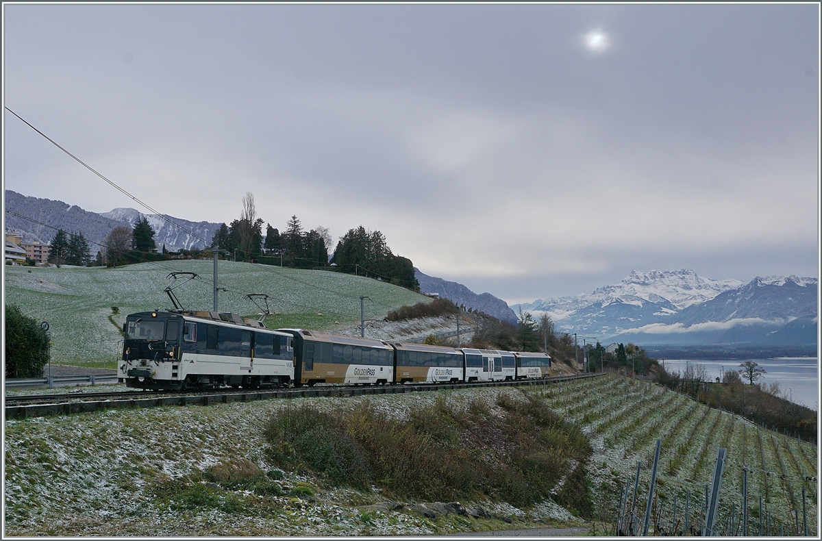 Einer der letzten  klassischen  MOB Panoramic Express Züge vor dem Fahrplanwechsel und der Umstellung auf das vom Kanton geforderte Betriebskonzept: Bei eher unfotogenem Wetter zieht die die GDe 4/4 6005 ihren Panoramic Express von Montreux nach Zweisimmen und konnte kurz Plnnchamp fotografiert werden.  

5. Dez. 2020