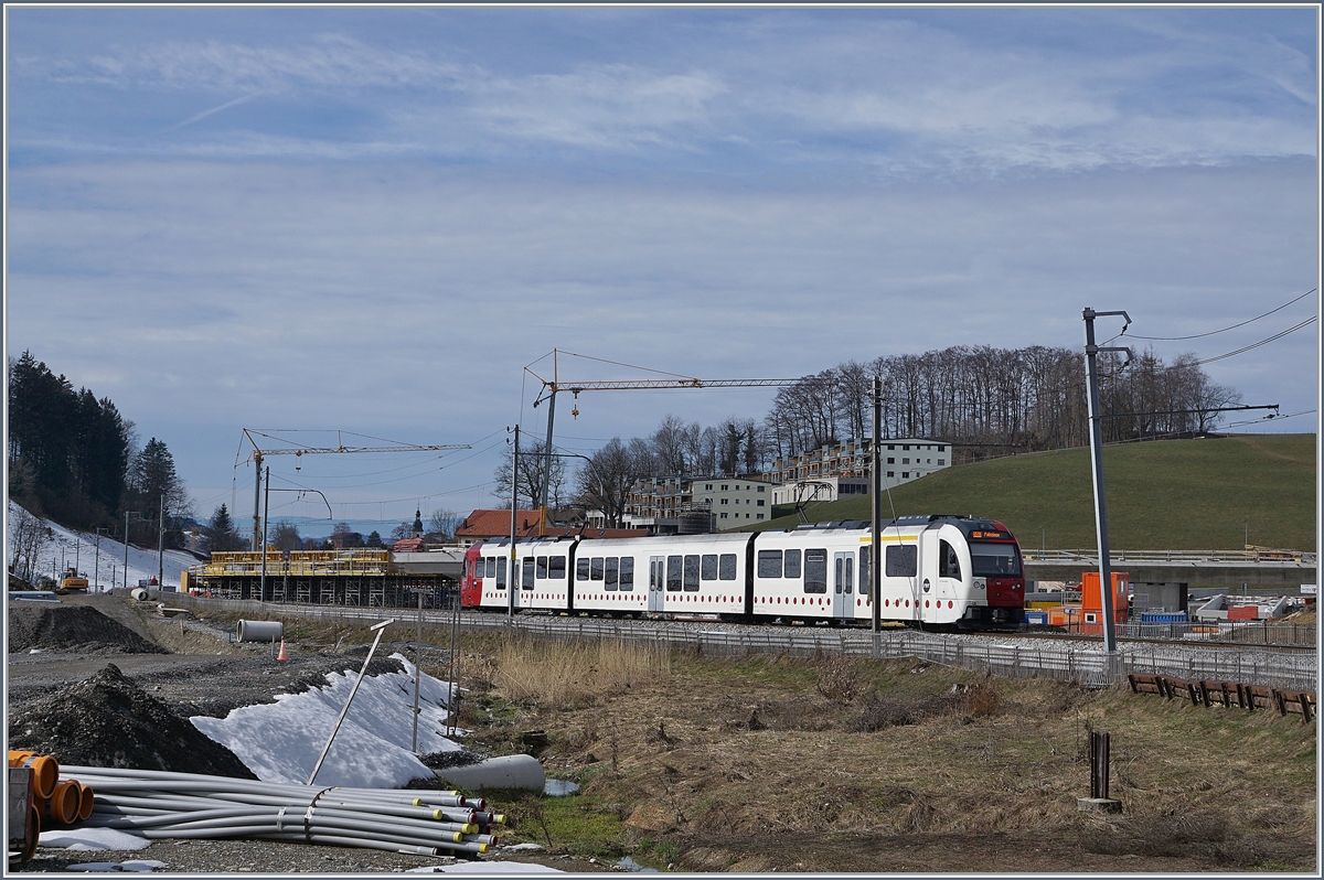 Einer der letzten Züge auf dem am Folgetag stillgelegten Abschnitt zwischen dem  alten  Bahnhof von Châtel St-Denis und Abzweigung zum im Hintergrund zu sehenden Durchgangsbahnhof von Châtel St-Denis. 

3. März 2019