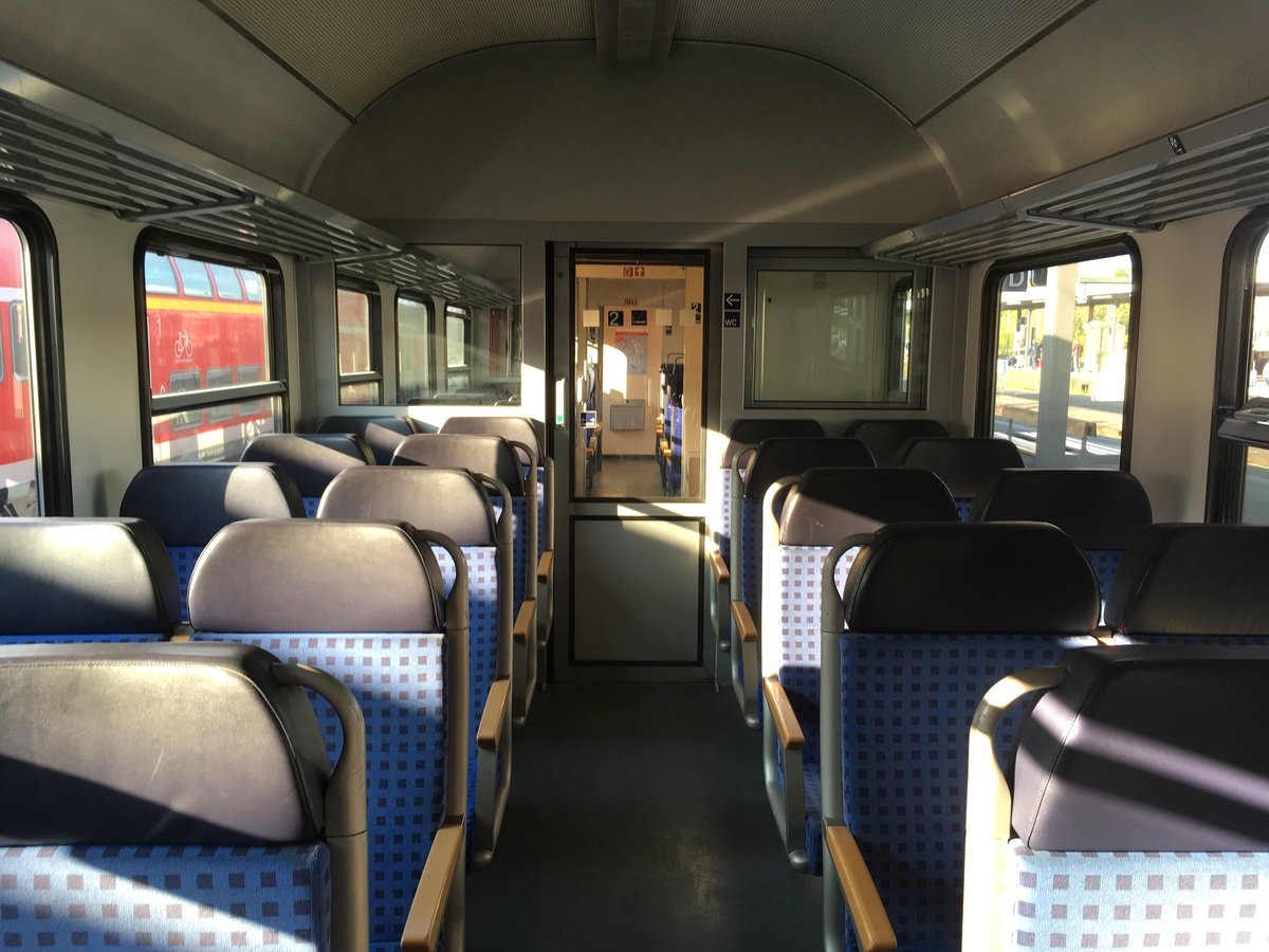 Einer der vielen ex Kieler DBM/SH modernisierten n wagen, die jetzt in/um Stuttgart umher fahren dürfen war am 05.05.17 im IRE Stuttgart - Tübingen eingereiht.

Blick in den kleine Schlussraum.