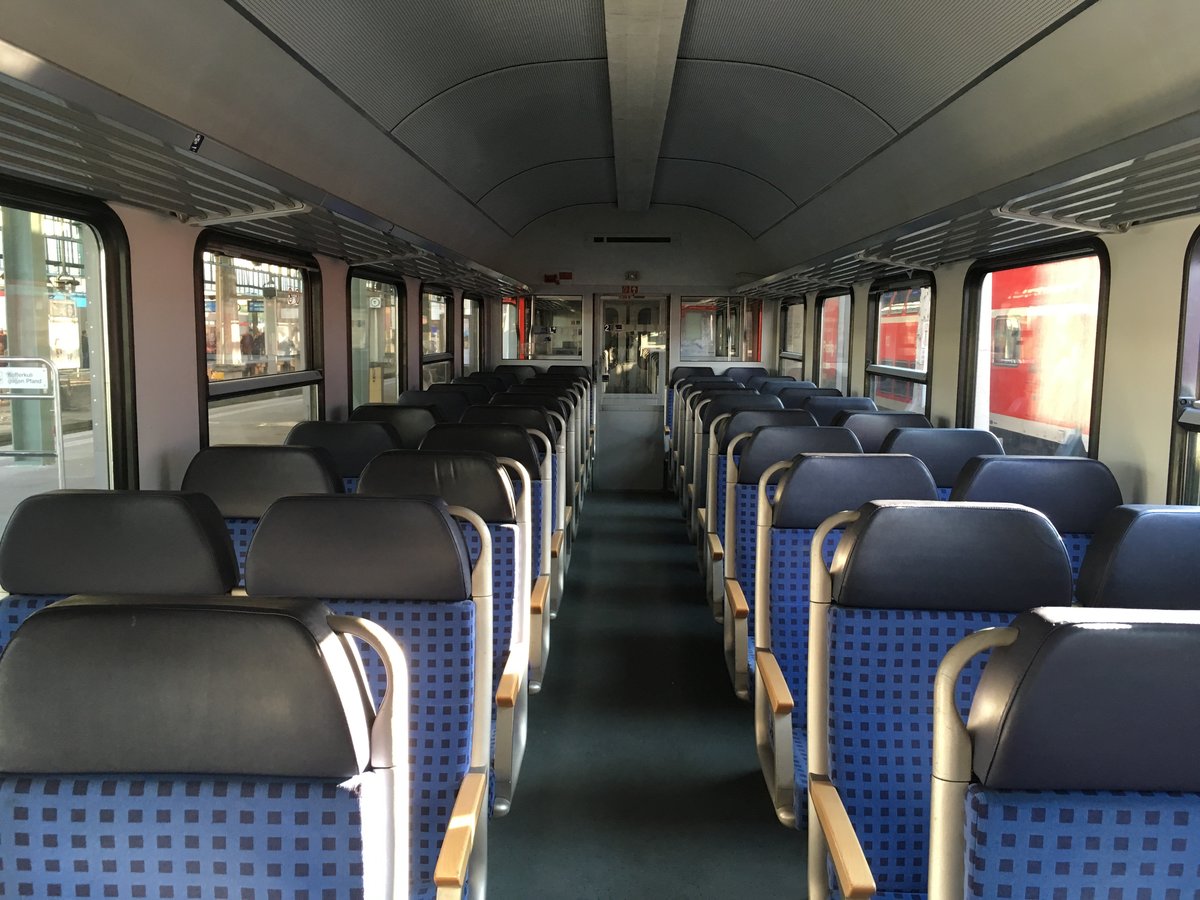 Einer der vielen ex Kieler DBM/SH modernisierten n wagen, die jetzt in/um Stuttgart umher fahren dürfen war am 05.05.17 im IRE Stuttgart - Tübingen eingereiht.

Blick in den großen Sitzraum.