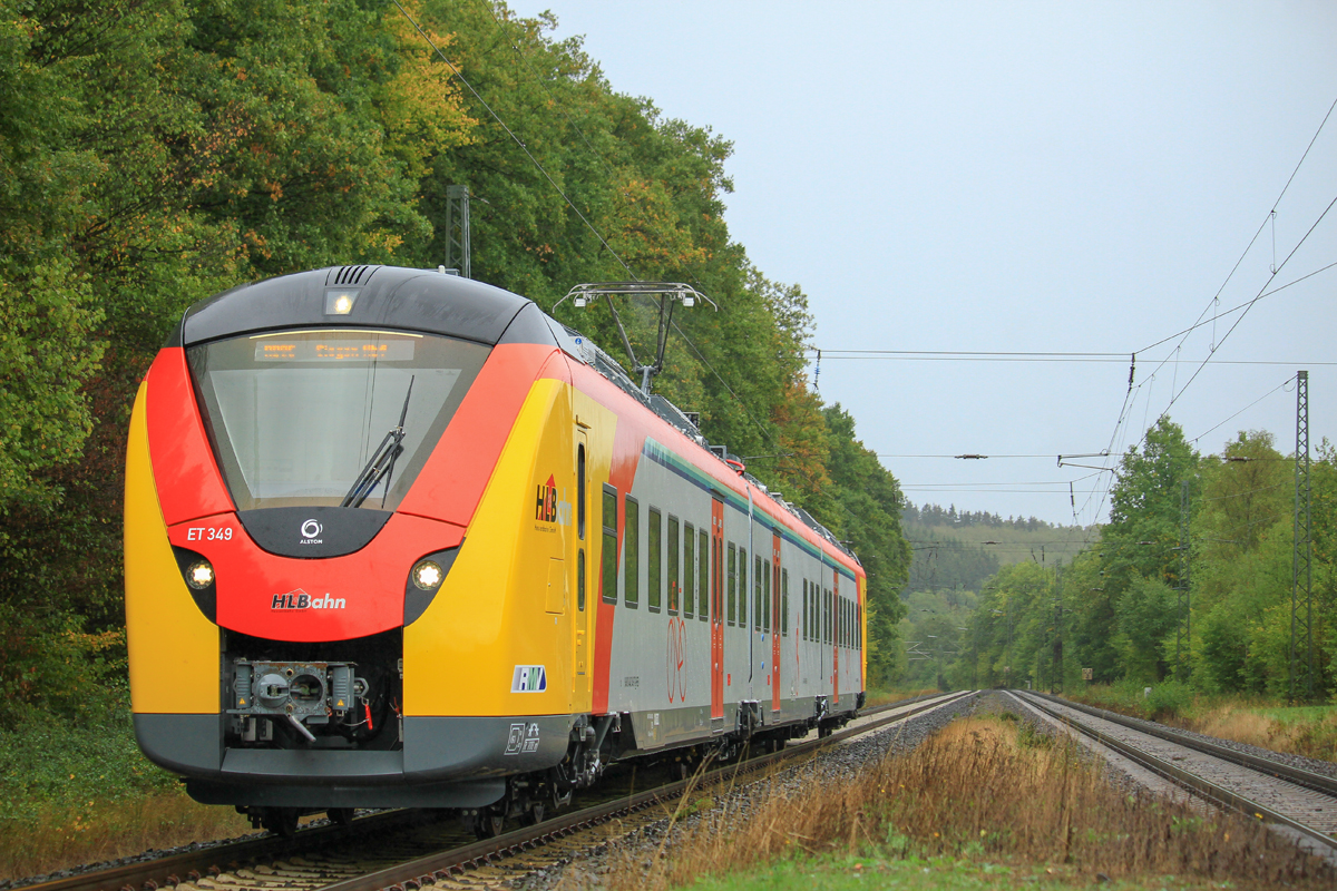 Einfach herrliche Fahrzeuge...

Seit 6.September pendelt jeweils ein Umlauf von HLB-1440ern im Probebetrieb Montags-Freitags zwischen Dillenburg und Siegen. Heute Nachmittag konnte ich diesen endlich vernünftig fotografisch festhalten, nachdem ich bereits einige Male mit gefahren bin.

Zu sehen ist ET 349 (94 80 1440 349-7 D-HEB) der Hessischen Landesbahn auf dem Weg als RB 95 von Dillenburg nach Siegen, hier bei der Einfahrt in Dillbrecht.