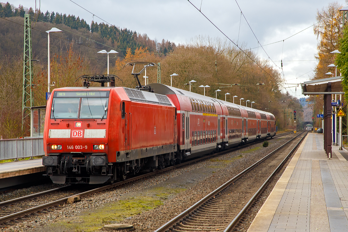 
Einfahrt der 146 003-9 (91 80 6146 003-9 D-DB) der DB Regio NRW, mit dem RE 9 (rsx - Rhein-Sieg-Express) Aachen - Köln - Siegen, am 02.12.2018 in den Bahnhof Schladern (Sieg). 

Die TRAXX P160 AC1 wurde 2001 von ABB Daimler-Benz Transportation GmbH in Kassel unter der Fabriknummer 33810 gebaut.