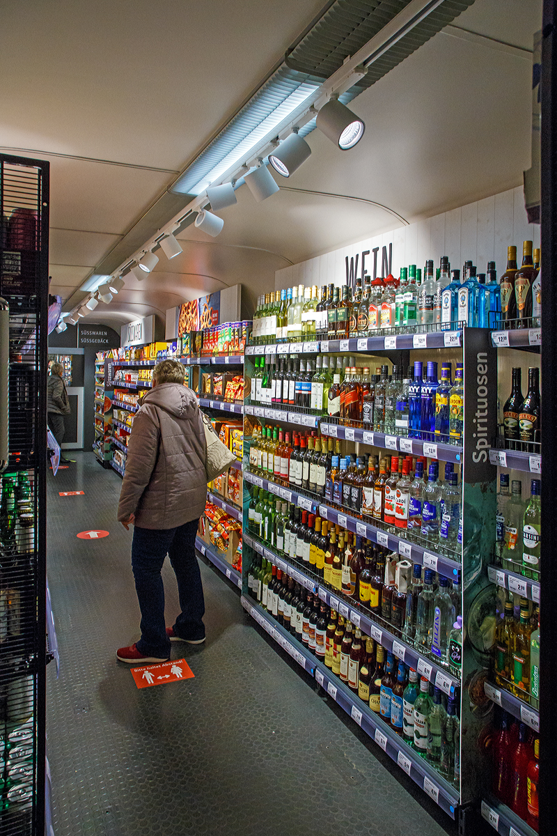 Einkaufen im Zug....
Am 12.11.2021 im REWE - Supermarkt-Zug im Bahnhof Gießen.

