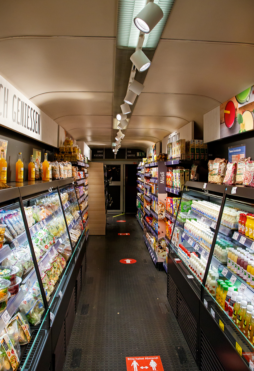 Einkaufen im Zug....
Am 12.11.2021 im REWE - Supermarkt-Zug im Bahnhof Gießen.