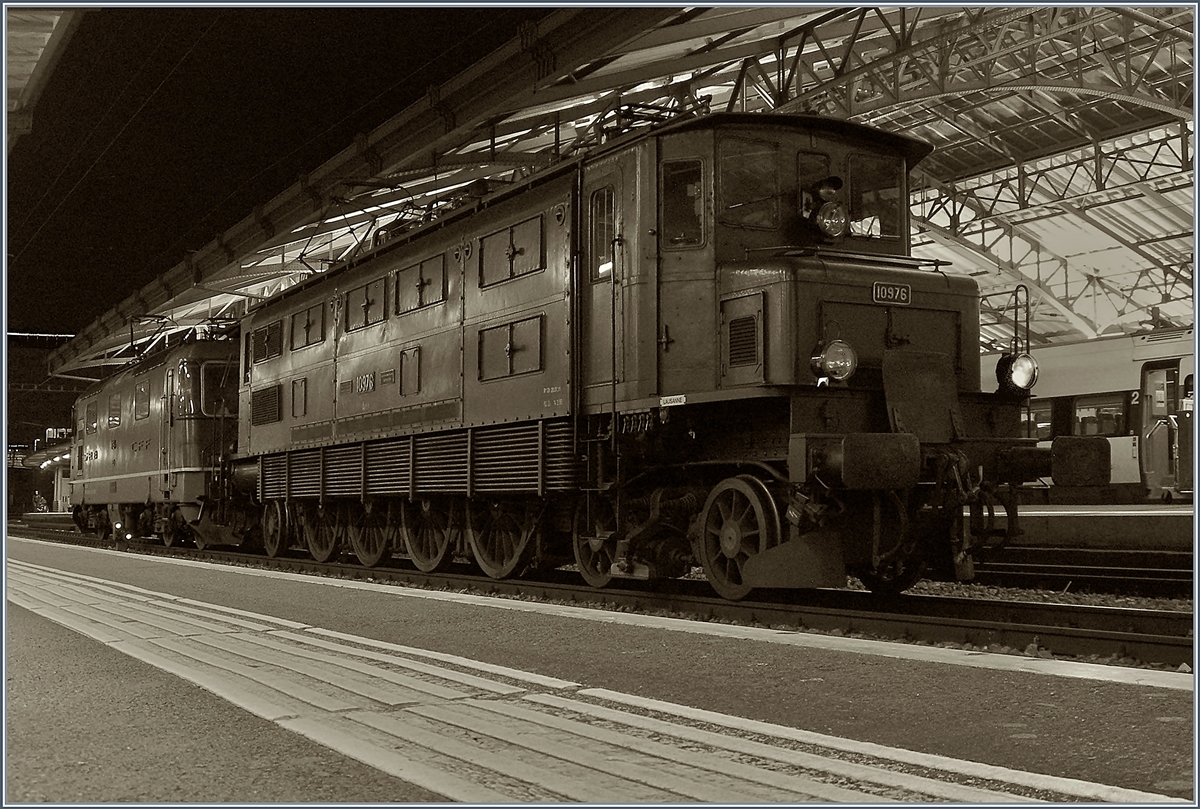 Einmal mehr bot das Gleis 2 in Lausanne innerhalb von etwas mehr als zwölf Stunden überraschende Motive, wenn auch nur als  Nachschuss  und bei Lichtsituationen, die meine kleine immer-mit-dabei Knipse ziemlich forderten: Am Sonntag Abend wartet die Ae 4/7 10976, die ETCS bedingt eine Re 4/4 II als Vorspann bekommt, in Lausanne auf die Weiterfahrt Richtung Wallis.
25. Nov. 2018