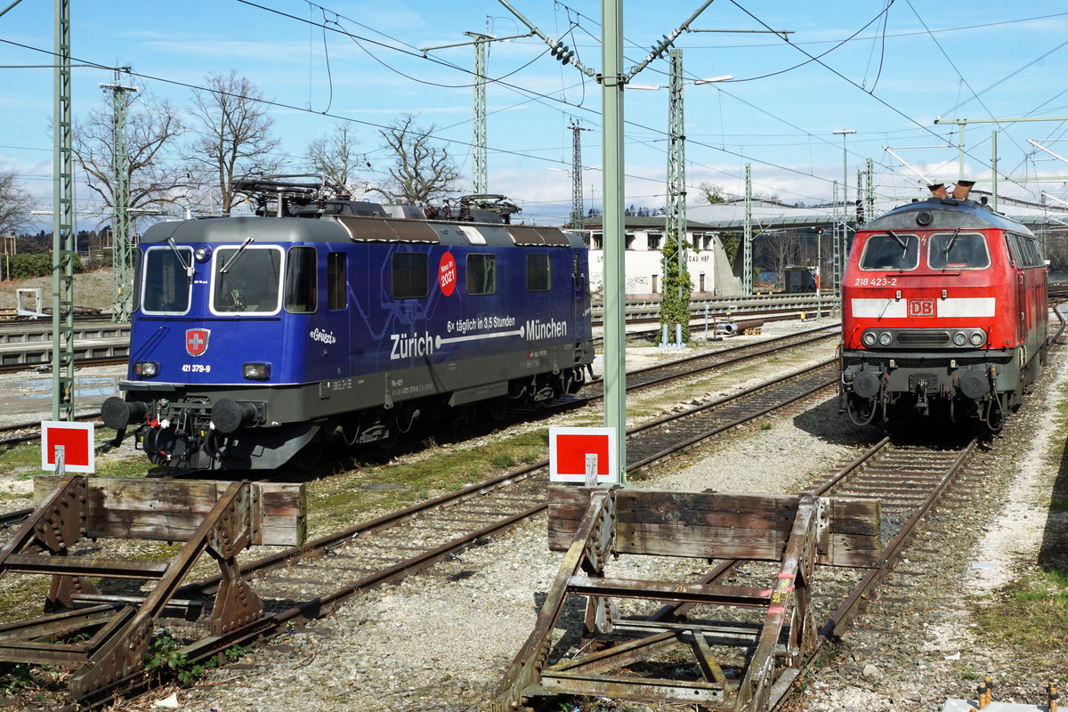 Einschränkung im Bahnverkehr wegen dem Coronavirus.
Betroffen ist auch der
EC ZÜRICH-MÜNCHEN voraussichtlich bis zum 26. April 2020.
Am 12. März 2020 standen die Re 421 394-8 sowie die Re 421 379-9 mit dem Werbeanstrich für die schnellere Verbindung von Zürich HB nach München im Einsatz.
Nach der Aufhebung vom Bahnersatz verkehren seit wenigen Tagen die Züge wieder bis zum Bahnhof Lindau.
Die SBB Re 421 379-9 sowie die DB BR 218 423-2 warten in Lindau gemeinsam auf den nächsten Einsatz.
Fotostandort Angestelltenparkplatz hinter den Prellböcken, Bildausschnitt Fotoshop. 
Foto: Walter Ruetsch 