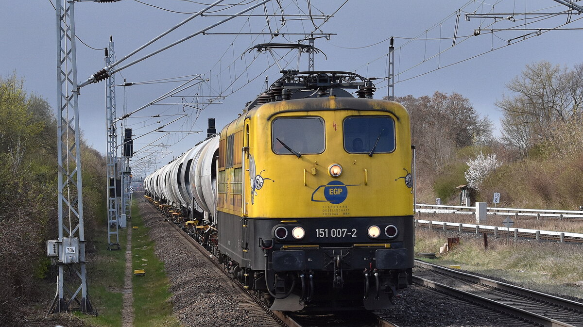 Eisenbahngesellschaft Potsdam mbH, Potsdam (EGP) mit ihrer  151 007-2  (NVR:  91 80 6151 007-2 D-EGP ) mit einem Zementstaubzug Richtung Zementwerk Berlin Greifswalder Str. am 26.03.26 Höhe Bahnhof Berlin Hohenschönhausen.