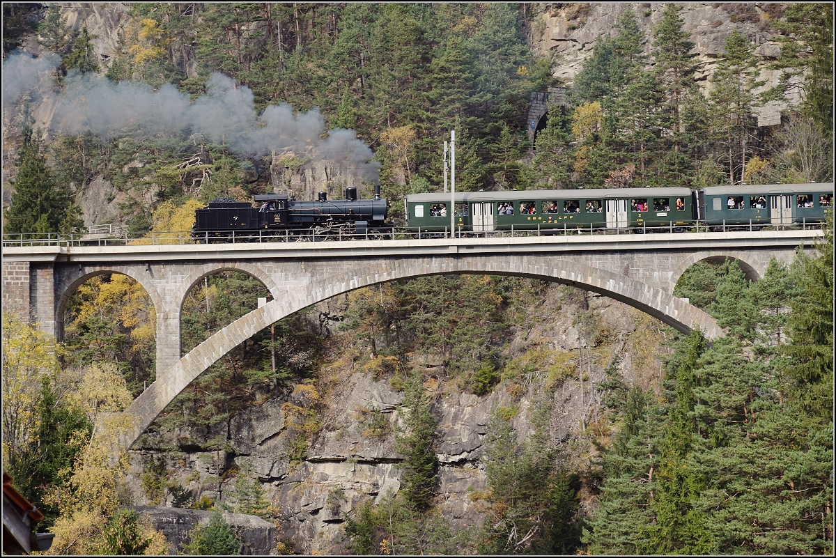 Elefanten am Gotthard. Hilfe gibt es für die beiden Elefanten mit ihrem langen Sonderzug von der B 3/4 1367 am Zugschluss. Auf der der mittleren Meienreussbrücke oberhalb Wassen. Oktober 2017.