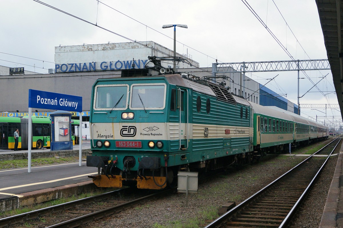ELEKTROLOKOMOTIVEN IN POLEN VON DER P.K.P AUSGELAGERTEN PRZEWOZY REGIONALE:
Im Rollmaterialbestand der PRZEWOZY REGIONALE befinden sich auch einige aus Tschechien angemitete Lokomotiven der Baureihe 163, die auf den Namen von Frauen getauft worden sind. 163 044-1  Marysia  mit polnischen Wagen am 17. August 2014 in Poznan Glowny kurz vor der Abfahrt.
Foto: Walter Ruetsch