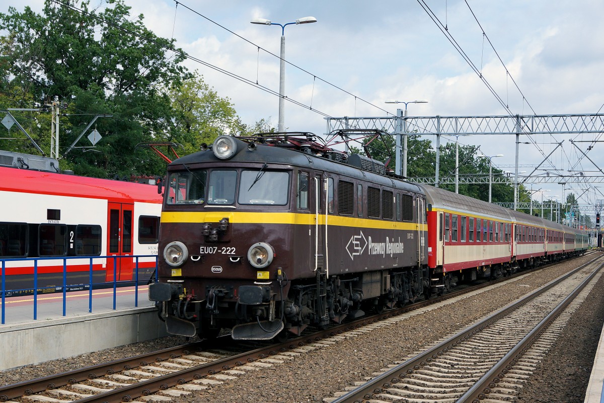 ELEKTROLOKOMOTIVEN IN POLEN VON DER P.K.P AUSGELAGERTEN PRZEWOZY REGIONALE:
Im Rollmaterialbestand der PRZEWOZY REGIONALE befinden sich auch einige aus Tschechien angemitete Lokomotiven der Baureihe 163, die auf den Namen von Frauen getauft worden sind. Die braune EU07-222 bei der Einfahrt in den Poznan Glowny am 17. August 2014.
Foto: Walter Ruetsch