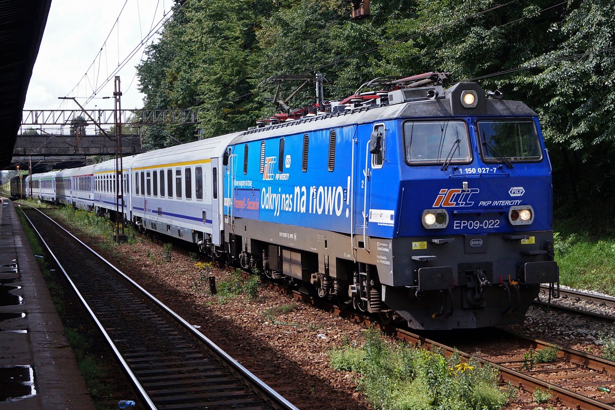 ELEKTROLOKOMOTIVEN IN POLEN
P.K.P EP09-022 (1986-1997) mit Werbeanstrich vor einem IC bei WARSZAW OCHOTA am 15. August 2014.
Foto: Walter Ruetsch