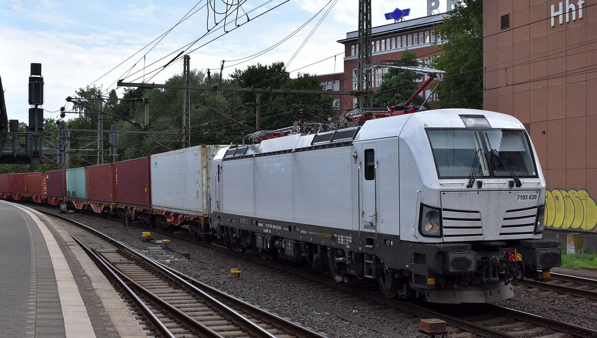 ELL - European Locomotive Leasing, Wien [A]  mit der neuen Vectron  7193 639  [NVR-Nummer: 91 80 7193 639-0 D-ELOC], aktueller Leasingnehmer? und einem Containerzug Richtung Hamburger Hafen am 07.08.26 H�he Bahnhof Hamburg-Harburg.