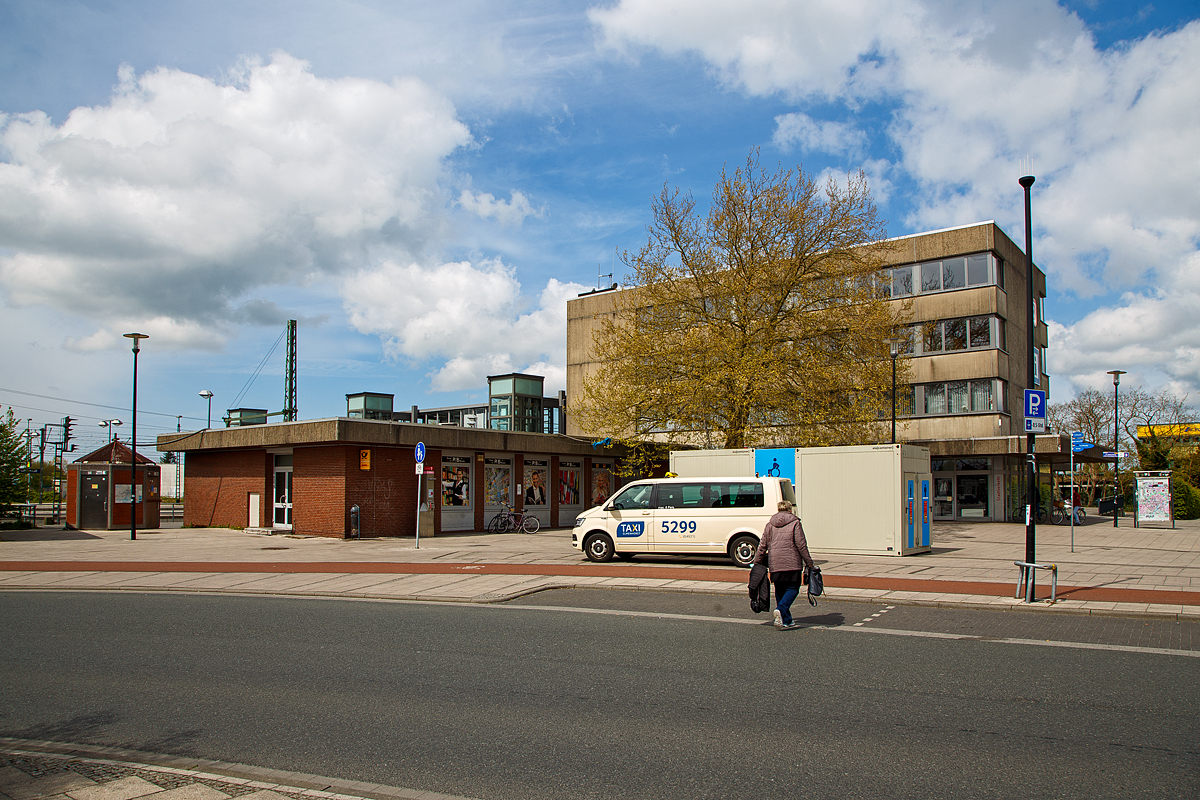 Emden Hauptbahnhof am 01.05.2022, von der Straßenseite.

Der Emder Hauptbahnhof liegt im nördlichen Teil der Emslandstrecke Norddeich Mole – Emden – Münster (– Ruhrgebiet). In Emden zweigt die Stichstrecke zum Bahnhof Emden Außenhafen, dem zweiten Personenbahnhof der ostfriesischen Seehafenstadt ab.