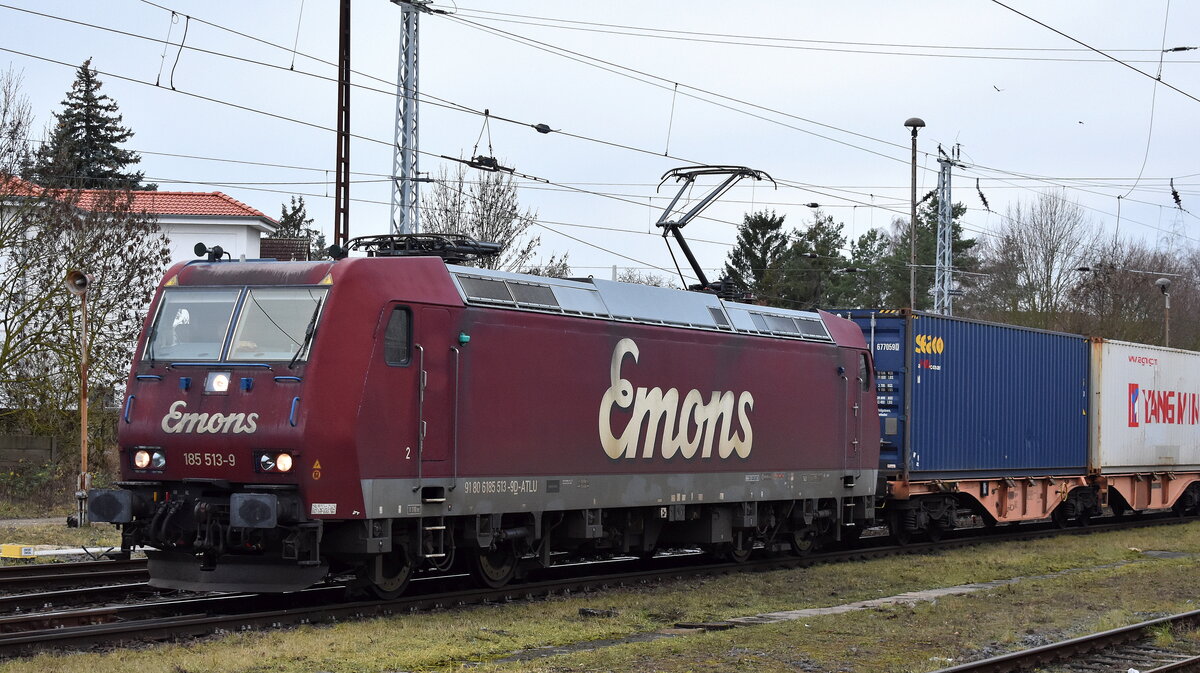 Emons Bahntransporte GmbH, Dresden [D] mit der geleasten ATLU Lok  185 513-9  [NVR-Nummer: 91 80 6185 513-9 D-ATLU] und einem Containerzug am 10.12.25 Höhe Bahnhof Stendal Hbf.