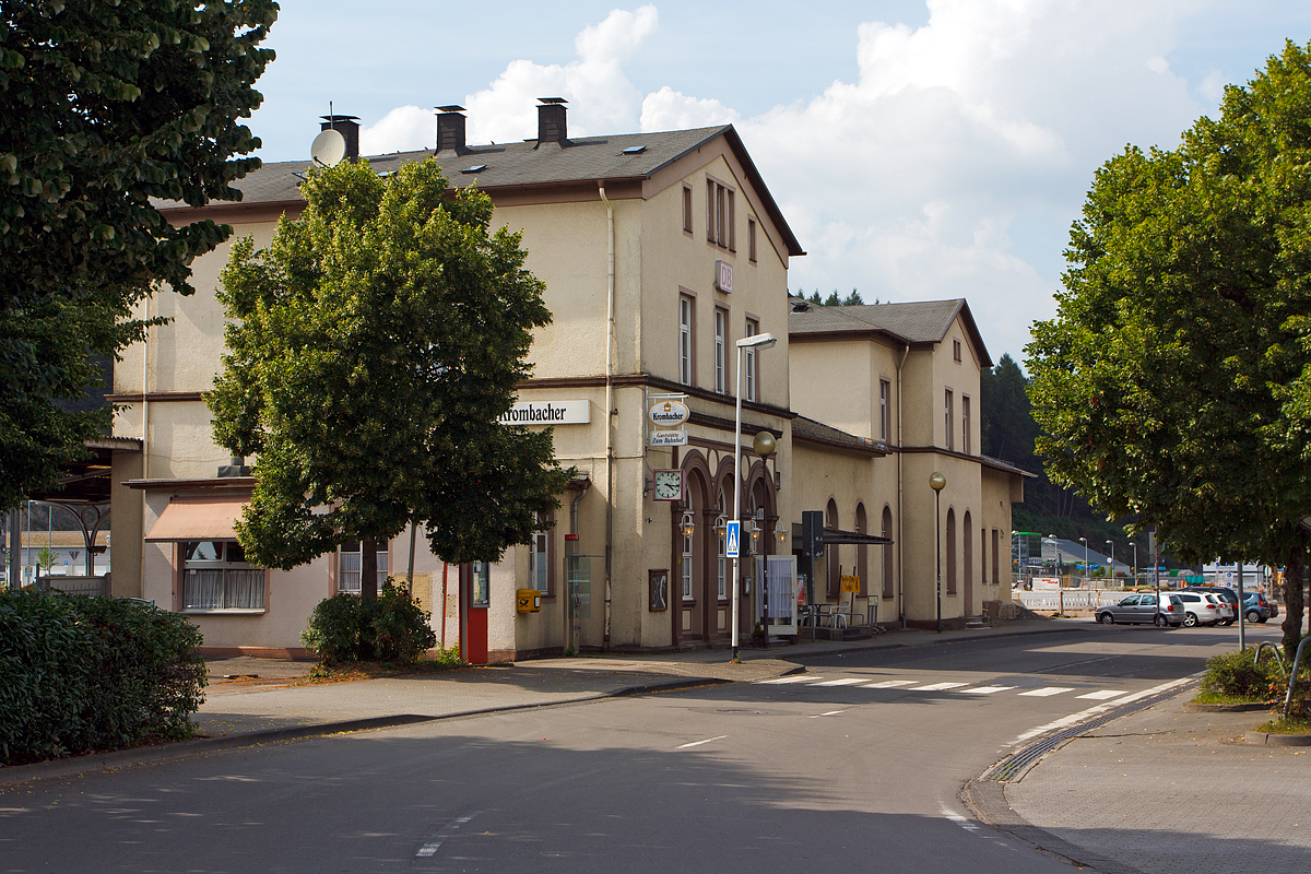 
Empfangsgebäude vom ehemaligen Bahnhof Olpe (Straßenseite), an der KBS 442  Biggetalbahn  (Finnentrop - Olpe - (Freudenberg)) am 26.07.2014. Der heutige Haltepunkt wurde 2013 um ca. 100 m vor den ehemaligen Bahnhof vorverlegt. Um das Bahnhofsareal wird zur Zeit noch viel gebaut.