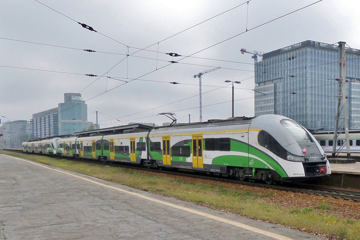 EN76-013 steht am 2 Mai 2016 in Warszawa-Zachodnia.