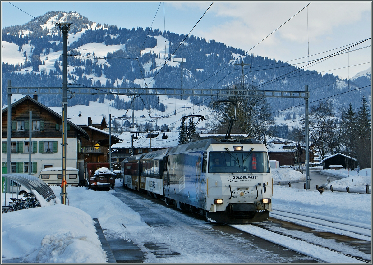 Endlich habe ich die MOB Ge 4/4 8001  Gstaad  einmal mit der hellen Seite vorne fotografieren k�nnen! 
Ge 4/4 Serie 8000 erreicht mit dem GoldenPass Pannoramic 3123 von Zweisimmen nach Montreux Saanen.
3. Feb. 2014