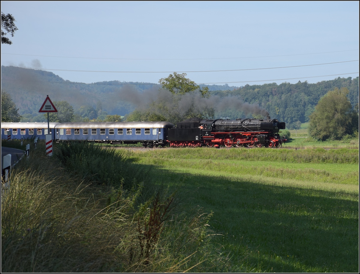 Endlich wieder Züge auf dem Schweizerbähnle (Etzwilen-Singen). 

01 202 mit dem Eröffnungszug zwischen Ramsen und Rielasingen, August 2020.
