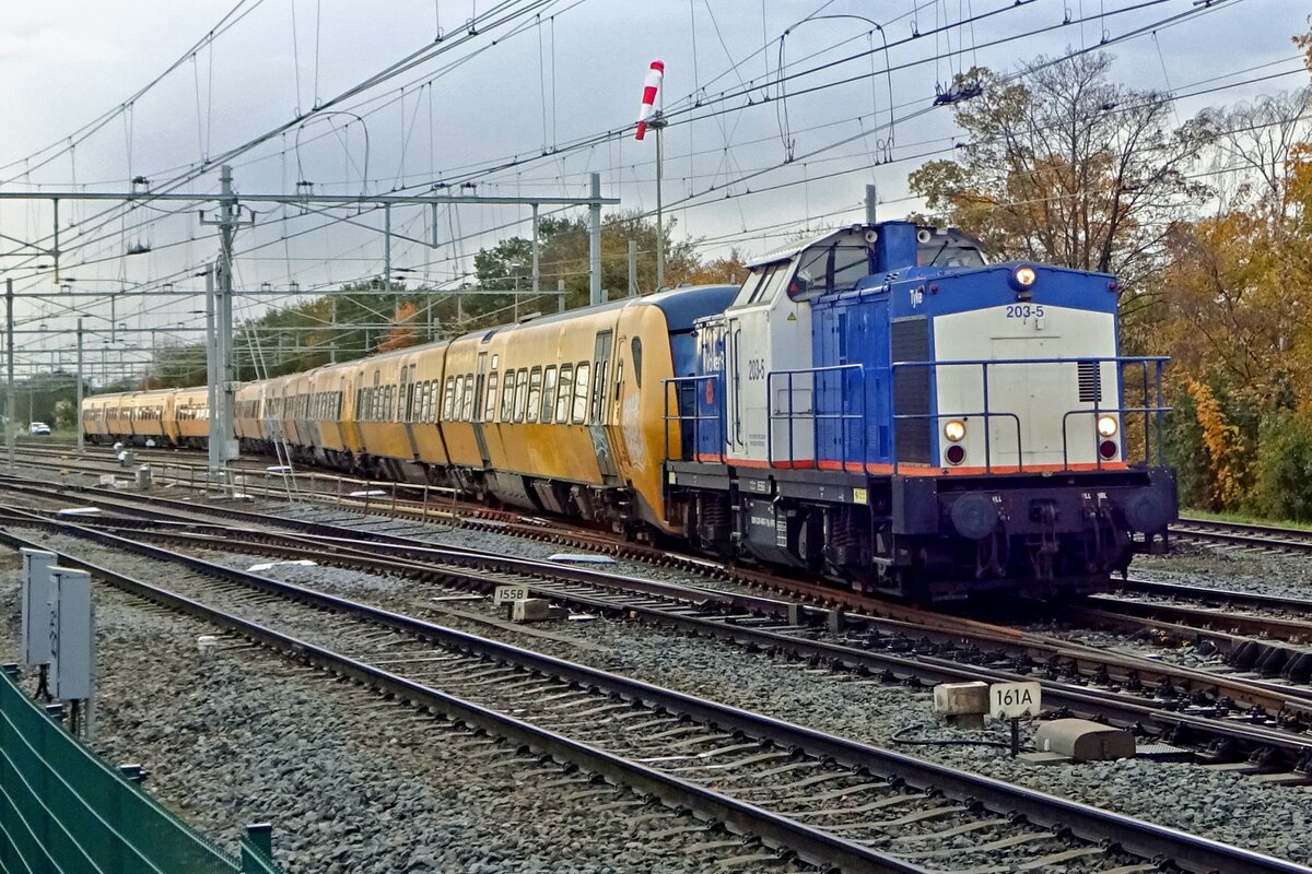 Endspiel für DM'90 am 13.November 2019 in Nijmegen. Nachdem ein verkauf nach Rumänien fehlschlug wurden die 42 in Nijmegen z-gestellte DM'90 Dieseltriebzüge abgeschleppt und Volker Rail schickte zwei 203er als Schleploks. Hier verlässt 203-5 mit vier DM'90 Züge NIjmegen am 13 November 2019. 