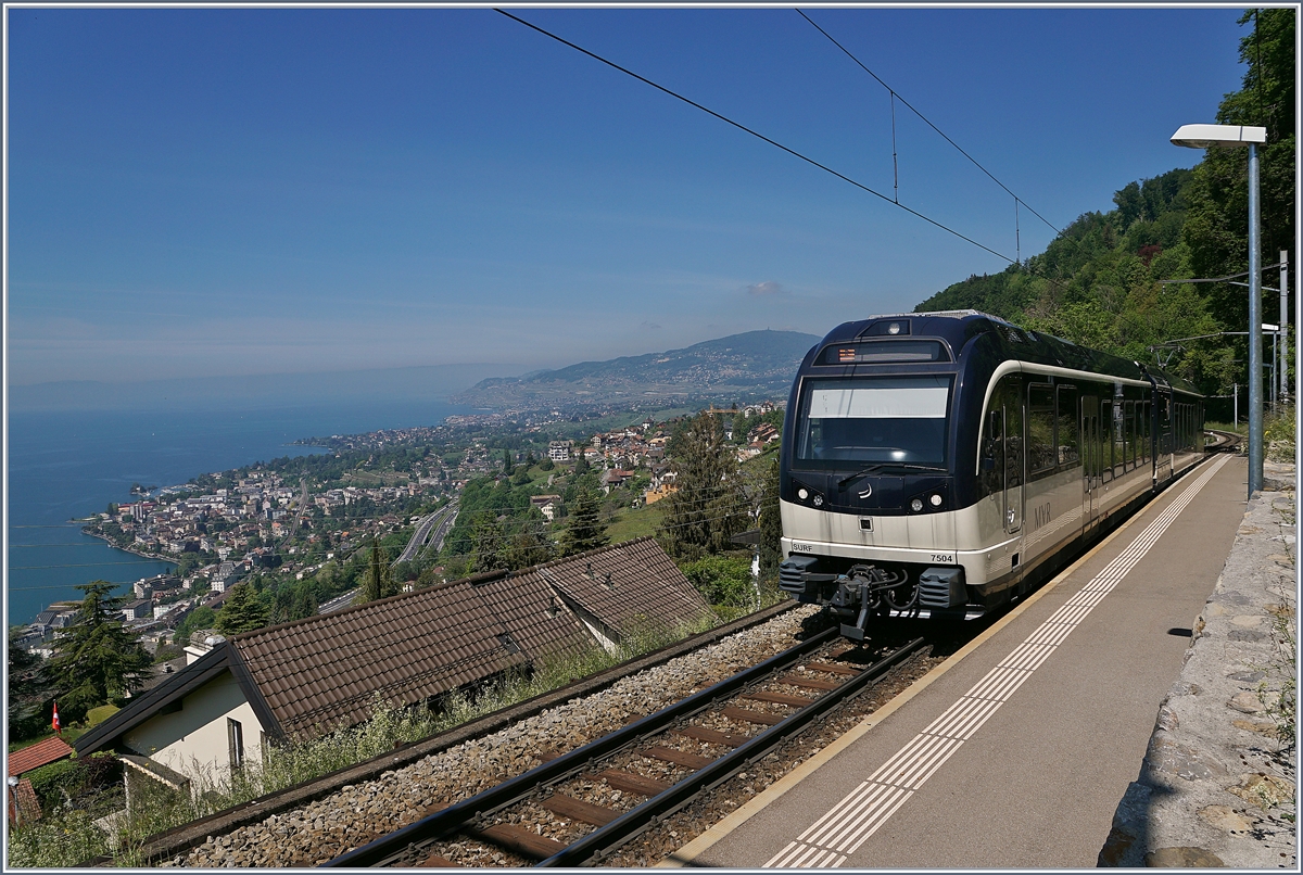 Endstation mit Aussicht: Einige  Vorortszüge  von Montreux enden in Sonzier, einem kleinen  Bahnhof  mit einer grandiosen Aussicht auf den Genfersee und die ihn umgebende Landschaft. Im Bild der von Montreux hier wendende MVR ABeh 2/6 7504  Vevey .

7. Mai 2020