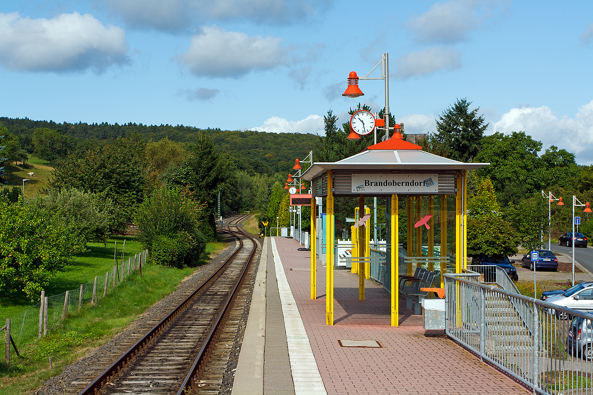 
Endstation der Taunusbahn (KBS 637), der Haltepunkt Brandoberndorf (zur Gemeinde Waldsolms) am 11.08.2014. Auffällig ist hier die freundliche Aufmachung des Haltepunktes, denn er wie auch die Strecke gehört nicht der DB Netz AG, sondern dem Verkehrsverband Hochtaunus und die Strecke ist sehr erfolgreich.

Mich würde es nicht wundern wenn die Erfolgsgeschichte der Taunusbahn irgendwann noch weiter geht.  