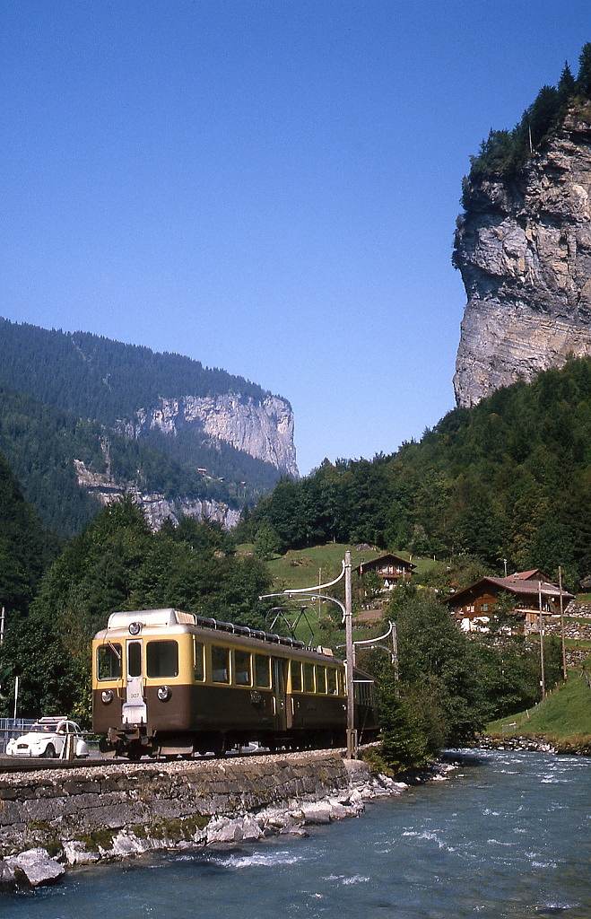 Entlang der Weissen Lütschine bringt ABeh 4/4 einen Zug von Interlaken nach Lauterbrunnen (Mai 1981)