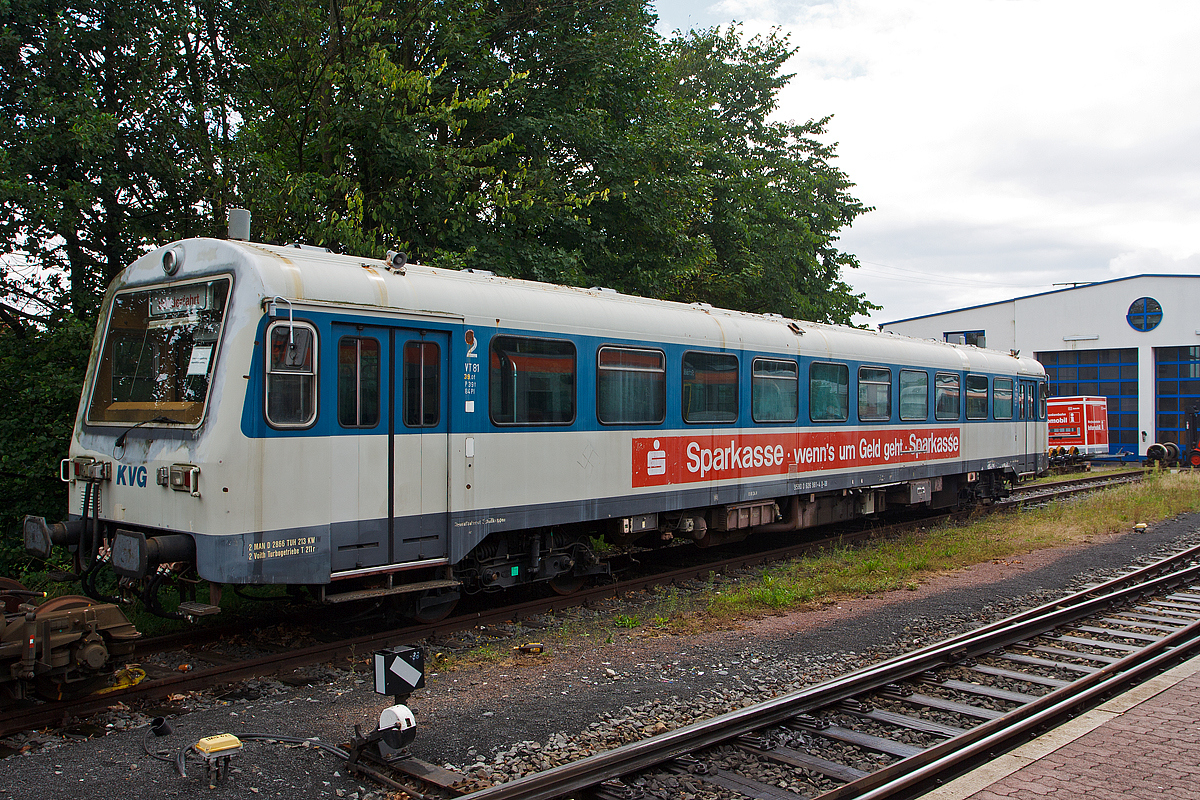 
Er hat wohl schon bessere Zeiten gesehen.... 
Der VT 81 (95 80 0626 981-4 D-DB) der Kahlgrund-Verkehrs-Gesellschaft mbH (KVG) am 18.08.2014 abgestellt beim Bf Schöllkrippen (Unterfranken). 

Der Dieseltriebwagen wurde 1981 von der Waggon Union in Berlin-Borsigwalde unter der Fabriknummer 30904 gebaut.

Diese vierachsiger Dieseltriebwagen vom Typ NE 81 wurden speziell für die Nichtbundeseigenen Eisenbahnen konzipiert und erstmals 1981 ausgeliefert wurde. Insgesamt wurden 26 Triebwagen, 14 Steuerwagen und 3 Beiwagen hergestellt, die Triebwagen werden als Baureihe 626 und die Steuerwagen als Baureihe 926 bezeichnet.

Der NE 81 wurde in den 1970er Jahren von O&K entwickelt. Er ist besonders auf die Anforderungen der Nichtbundeseigenen Eisenbahnen (NE) mit mittlerem Verkehr zugeschnitten. Die für die Deutsche Bundesbahn entwickelten Dieseltriebwagen der Baureihen 627.0 und 628.0 waren hierfür nicht geeignet, da sie auf ihren jeweiligen Einsatzstrecken nicht als Schlepptriebwagen im Güterverkehr eingesetzt werden konnten. Mit einer maximalen Anhängelast von 400 Tonnen erfüllt der NE 81 diese Anforderung. Doch noch vor Fertigstellung des ersten Fahrzeugs im Berliner Werksteil stellte O&K den Bau von Schienenfahrzeugen ein und verkaufte die laufende Produktion des NE 81 an Waggon Union.

Technische Daten:
Achsformel: B’B’
Länge über Puffer: 23.890 mm
Drehzapfenabstand: 15.100 mm
Drehgestellachsstand: 2.200 mm
Gesamtradstand: 17.200 mm
Leergwicht: 39,0 t
Höchstgeschwindigkeit: 	80 km/h 
Motor: 2 Stück MAN D 2866 TUH (wassergekühlter 6-Zylinder-Viertakt-Diesel-Reihenmotor mit Direkteinspritzung) 
Leistung: 2×213 kW (2x 289,6 PS), ursprünglich 2 x 199 kW 
Getriebe: 2 Stück Voith Turbogetriebe T211r
Leistungsübertragung: hydraulisch
