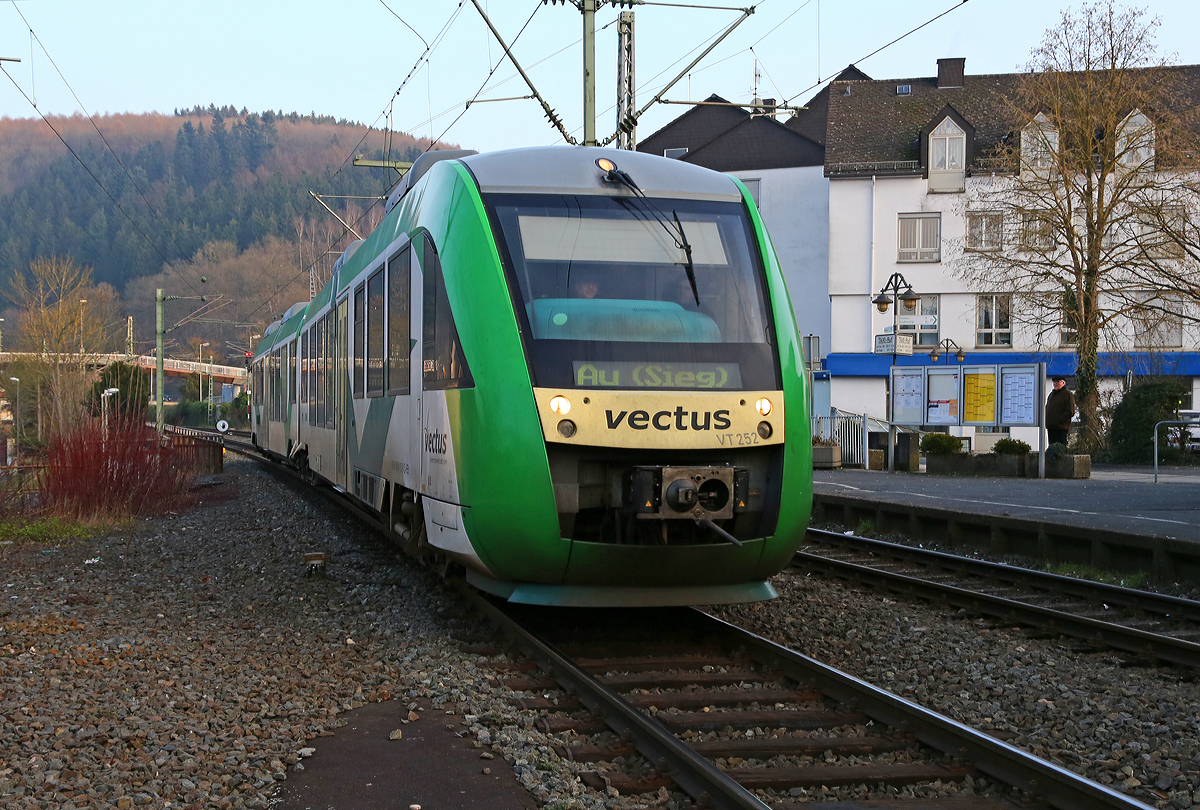 
Er ist noch im Outfit der vectus....
Der VT 252 (95 80 0648 152-6 D-HEB / 95 80 0648 652-5 D-HEB) ein Alstom Coradia LINT 41 der HLB (Hessische Landesbahn), ex Vectus VT 252, fährt am 23.01.2015 als RB 95  Sieg-Dill-Bahn  (Dillenburg - Siegen - Au/Sieg) in den Bahnhof Betzdorf/Sieg ein. 

Hinweis: Aufnahme vom Bahnsteig aus.