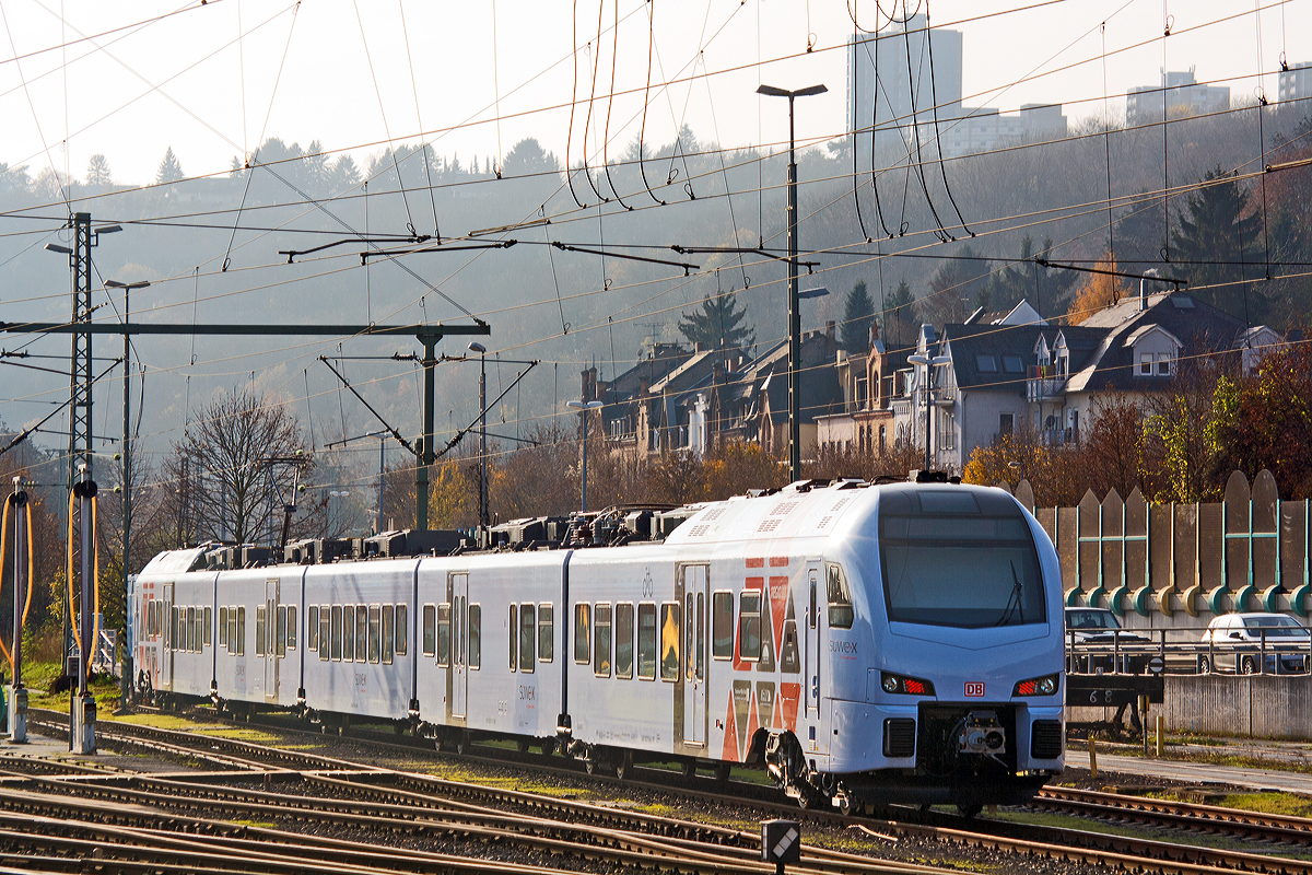 
Er steht wohl schon für den Fahrplanwechsel am 14. Dezember 2014 in den Startlöchern....

Der neue Südwest-Express   SÜWEX  in Form von dem fünfteiligen Stadler FLIRT 3 (94 80 0429 114-2 D-DB / 94 80 0429 614-1 D-DB) der DB Regio für das RE-Netz Südwest, abgestellt am 23.11.2014 beim Hbf Koblenz.


Die neuen Angebotsverbesserungen von Koblenz sollen sein:

Neuer Knotenpunkt Koblenz:
Der Hauptbahnhof Koblenz wird ab dem 14. Dezember 2014 mit neu aufeinander abgestimmten Anschlüssen und neuen Verbindungen noch stärker zum zentralen Schienenverkehrsknotenpunkt der Region. Hier kommen in Zukunft die Regionalexpress-Züge RE 1 (Koblenz – Trier – Saarbrücken – Kaiserslautern), RE 11 (Koblenz – Trier – Luxemburg), RE 5 (Koblenz – Köln – Emmerich), RE 2 (Koblenz – Mainz – Frankfurt), der Stadtexpress SE 10 (Neuwied – Koblenz – Wiesbaden – Frankfurt) sowie die neue Regionalbahn RB 23 (Mayen – Andernach – Koblenz – Limburg) immer kurz vor der vollen Stunde an und fahren kurz nach der vollen Stunde ab. Dadurch können alle Fahrgäste ohne längeres Warten und doch mit ausreichend Zeit zwischen sämtlichen Verbindungen umsteigen. Alle zwei Stunden ist auch der RE 25 (Koblenz – Limburg – Gießen) in den Knoten integriert. Zusätzlich werden die Anschlüsse vor allem der Regionalbahn RB 81 (Trier – Koblenz), die ab dem 14. Dezember 2014 mit einem komplett überarbeiteten Fahrplan fährt, an den IC-Fernverkehr in Koblenz deutlich verbessert.

Neue stündliche Direktverbindung nach Trier, Saarbrücken und Luxemburg:
Als weiterer Teil des neuen landesweiten RE-Netzes bietet der neu konzipierte und verlängerte Regionalexpress RE 1 entlang der Mosel mit modernen Fahrzeugen erstmals eine stündliche Direktverbindung ohne Umsteigen auf der Strecke Koblenz – Trier – Saarbrücken – Kaiserslautern und mindestens 2-stündlich sogar weiter bis Mannheim. Alle Züge des RE 1 halten im Gebiet des Verkehrsverbunds Rhein-Mosel auch in Kobern-Gondorf, Treis-Karden, Cochem und Bullay. Zwischen Koblenz und Trier fährt der RE 1 zusammen mit den Doppelstocktriebwagen des neuen Regionalexpress RE 11, der von der luxemburgischen Eisenbahngesellschaft CFL betrieben wird. Diese werden in Trier abgekoppelt und bieten so eine neue stündliche Direktverbindung zwischen Koblenz und Luxemburg. Für ihre bequeme Nutzung wird ebenfalls zum 14.12.2014 das „Rheinland-Pfalz-Ticket + Luxemburg“ eingeführt, das zusätzlich zum bisherigen Gültigkeitsbereich bis Luxemburg Hbf und in allen luxemburgischen Zügen außer dem TGV gilt.
