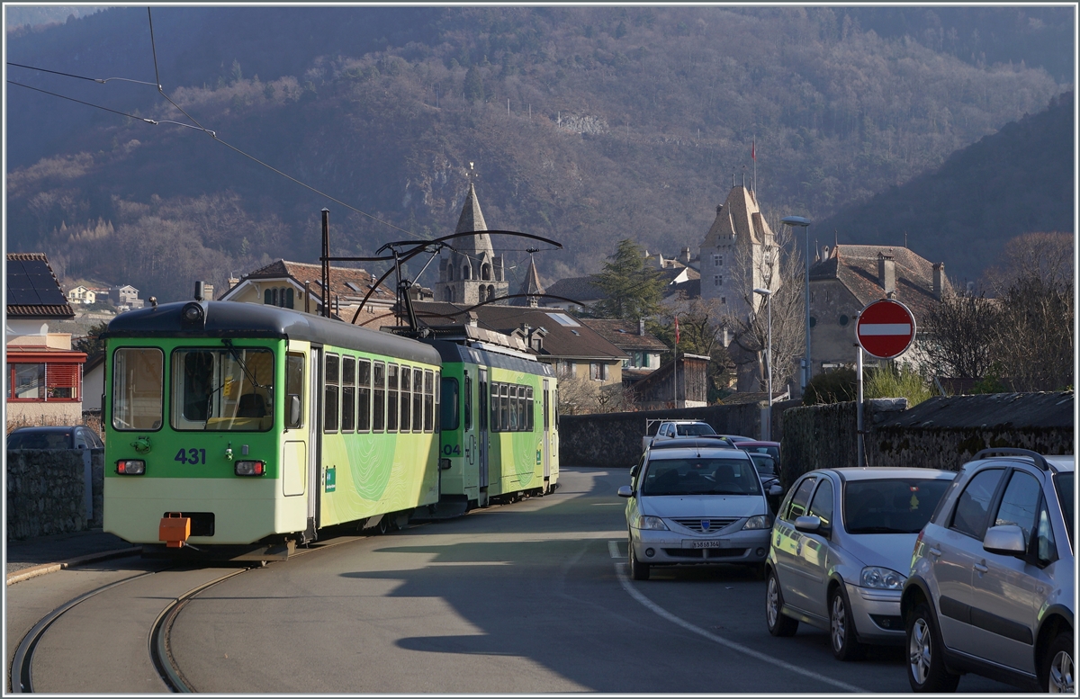 Erfreulicherweise sind bei der ASD die ex BLT Steuerwagen weiterhin im Einsatz. Und wie das Bild zeigt, zieren zumindest auf dem Abschnitt zwischen Aigle Place du Marché und Aigle Château noch eine paar alte Fahrleitungsmasten die Strecke. 

Ansonsten wurde jedoch etliches in die ASD investiert, so dass die Zukunft der Bahn nun gesichert ist. 

11. Jan. 2021