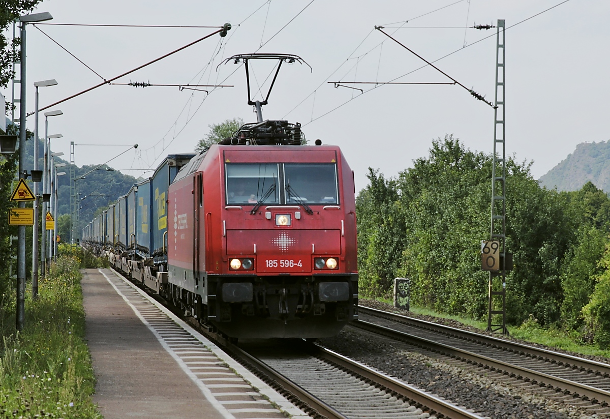Erinnerungen an die 2018 aufgelöste Crossrail: Mit einem stilisierten schweizer Kreuz an der Front durchfährt die von BTMU angemietete 185 596-4 am 22.08.2015 den an der linken Rheinstrecke gelegenen Bahnhof Namedy in Richtung Süden