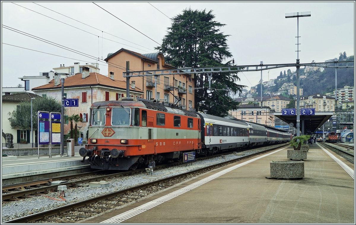 Erneut,  bei relativ schlechtem Licht steht die SBB Re 4/4 II 11109  Swiss-Express  am 21. März 2014 in Locarno, hier hat sie den IR 2184 nach Basel übernommen, welchen sie bis Luzern führen wird.
